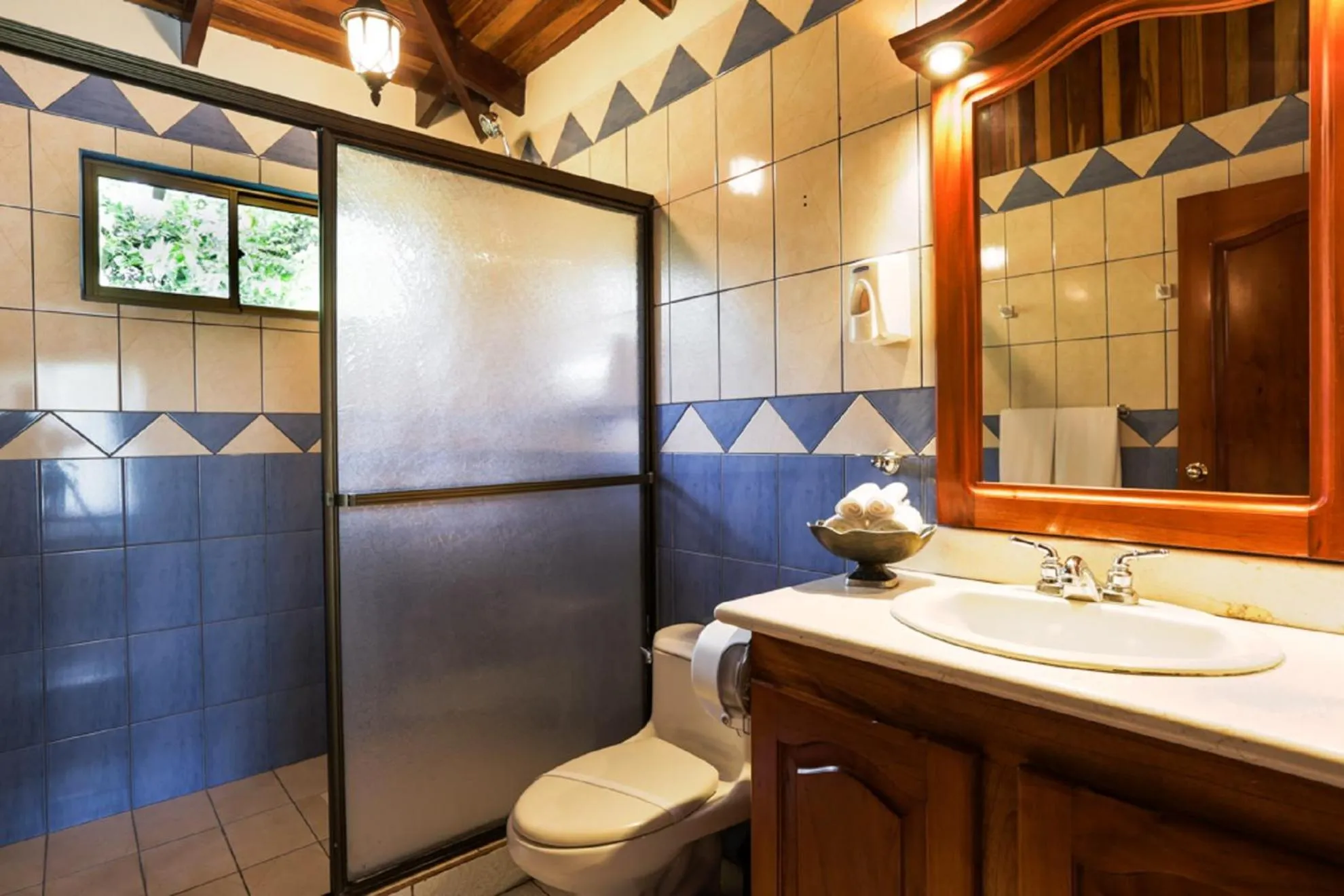 Bathroom in Arenal Paraiso Resort Spa & Thermo Mineral Hot Springs
