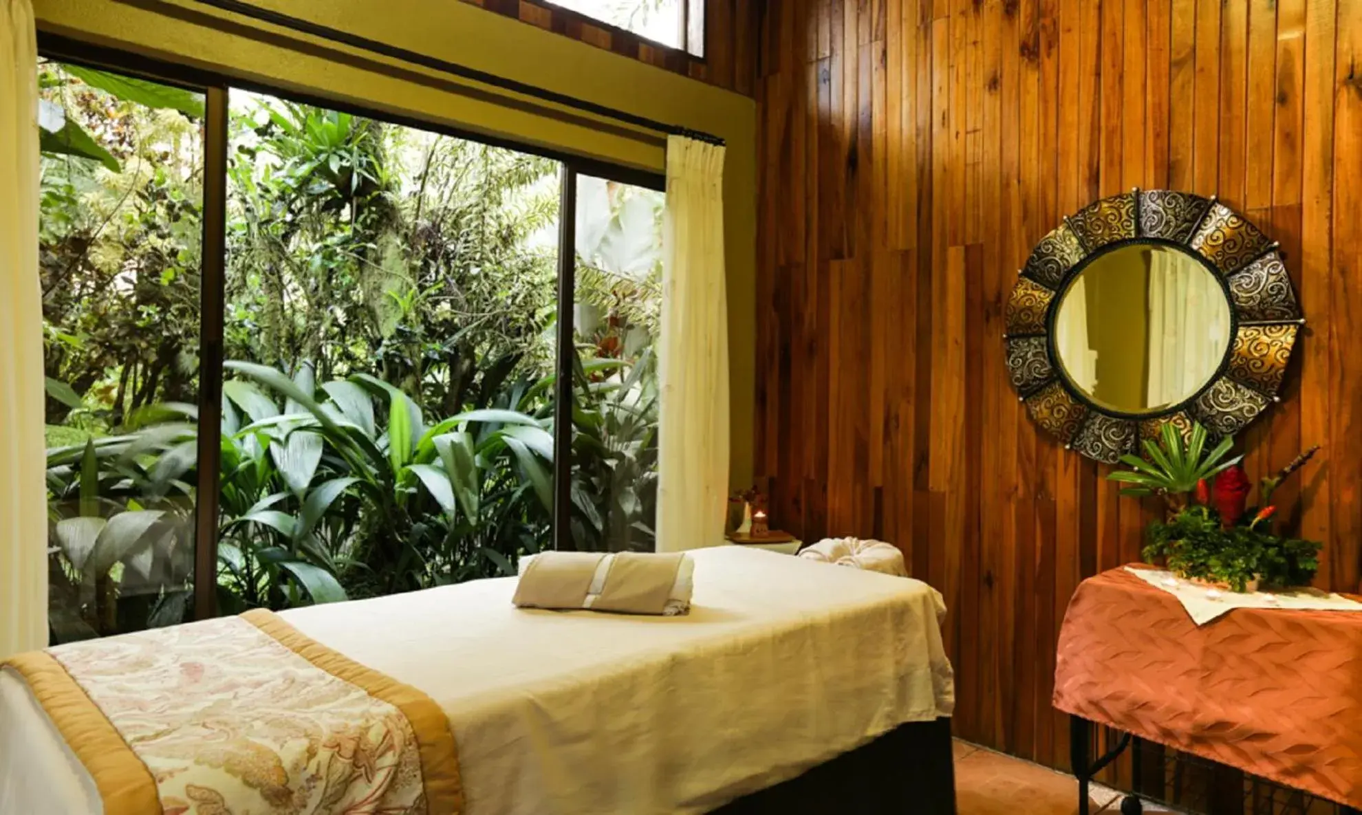 Massage, Bed in Arenal Paraiso Resort Spa & Thermo Mineral Hot Springs Massage, Bed in Arenal Paraiso Resort Spa & Thermo Mineral Hot Springs