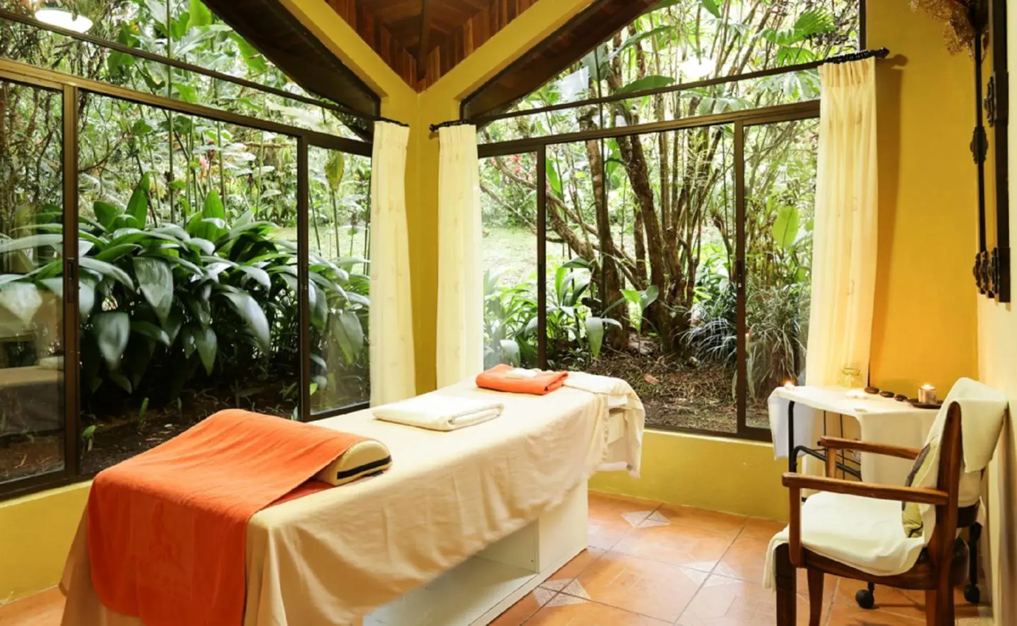 Massage, Bed in Arenal Paraiso Resort Spa & Thermo Mineral Hot Springs Massage, Bed in Arenal Paraiso Resort Spa & Thermo Mineral Hot Springs