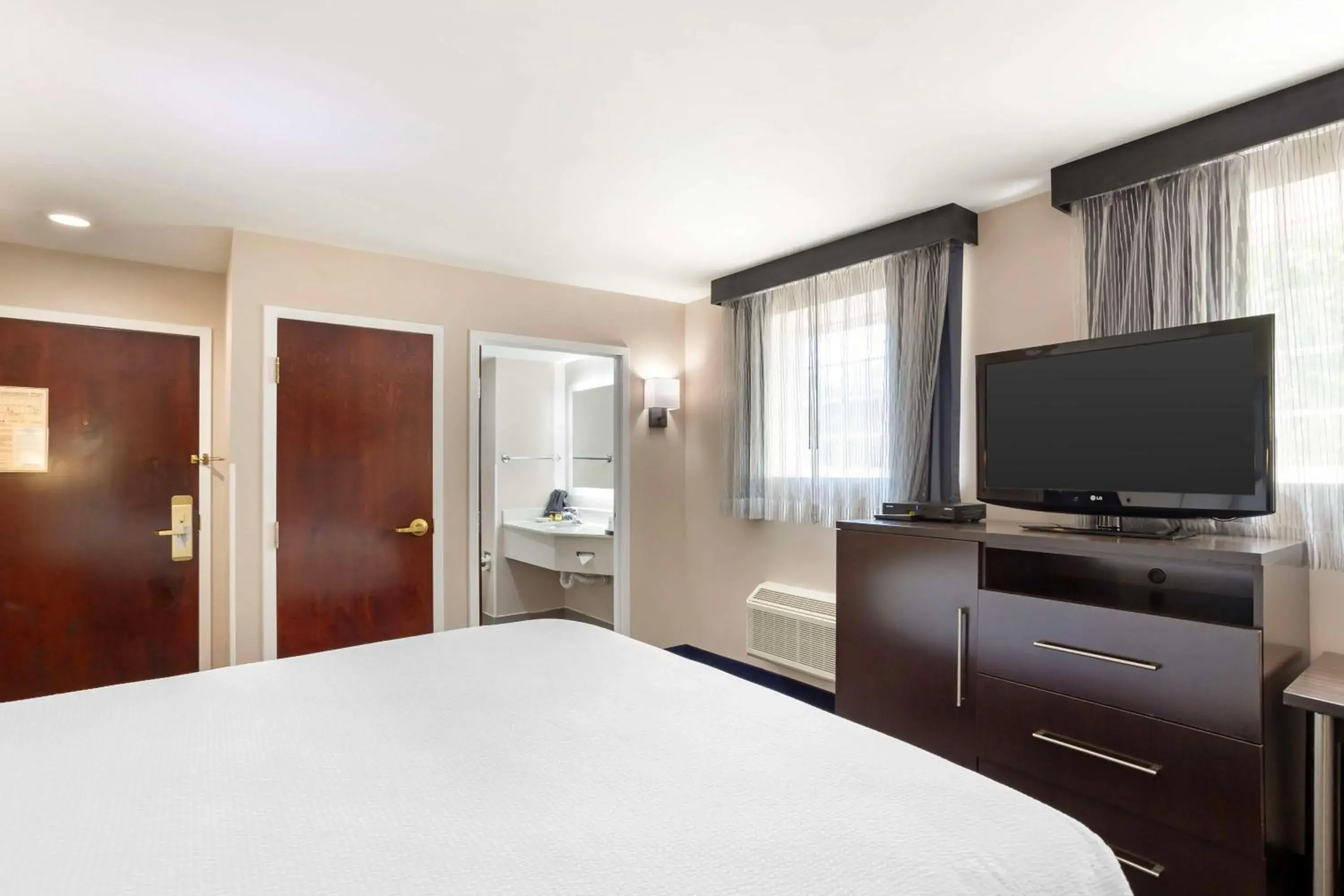 Bedroom, Bed in Best Western Plus Fairfield Hotel Bedroom, Bed in Best Western Plus Fairfield Hotel