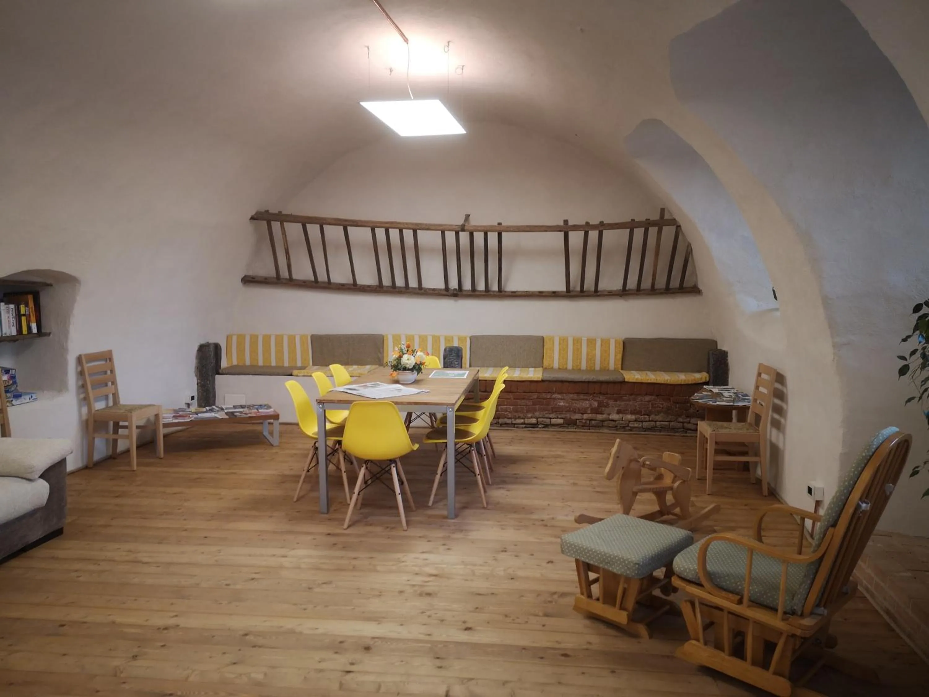 Communal lounge/ TV room in Ostello del Monastero