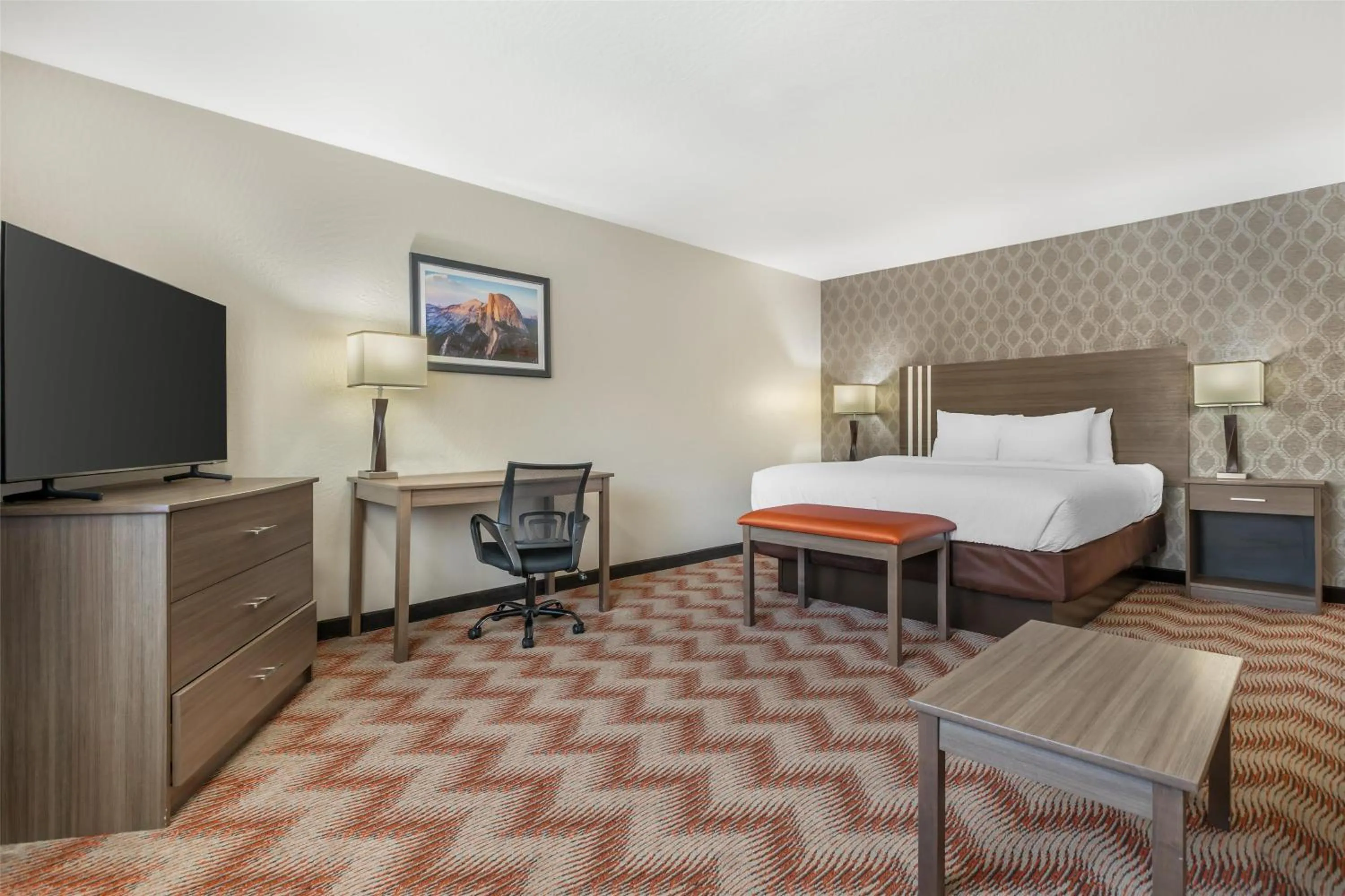 Photo of the whole room, Bed in Best Western Plus Sonora Oaks Hotel and Conference Center