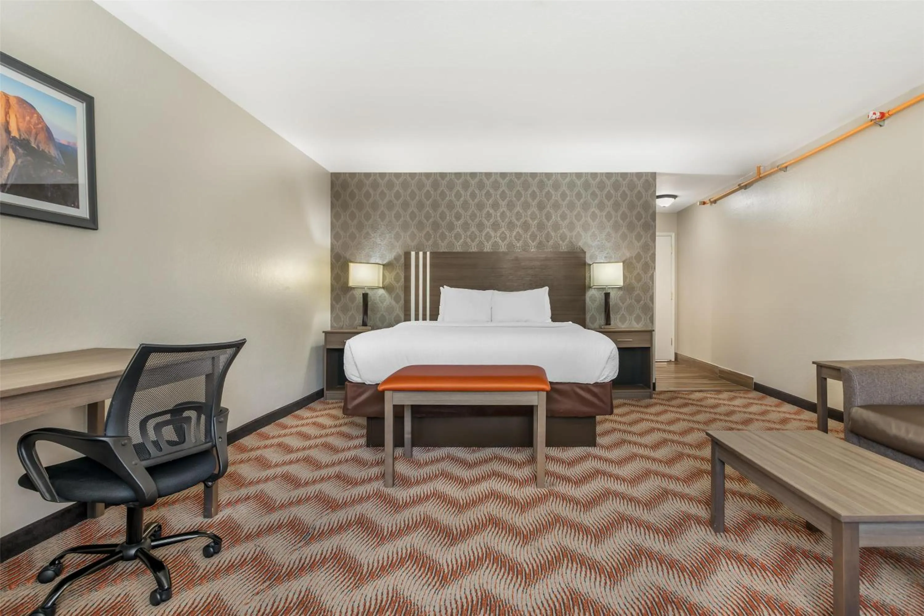 Photo of the whole room, Bed in Best Western Plus Sonora Oaks Hotel and Conference Center