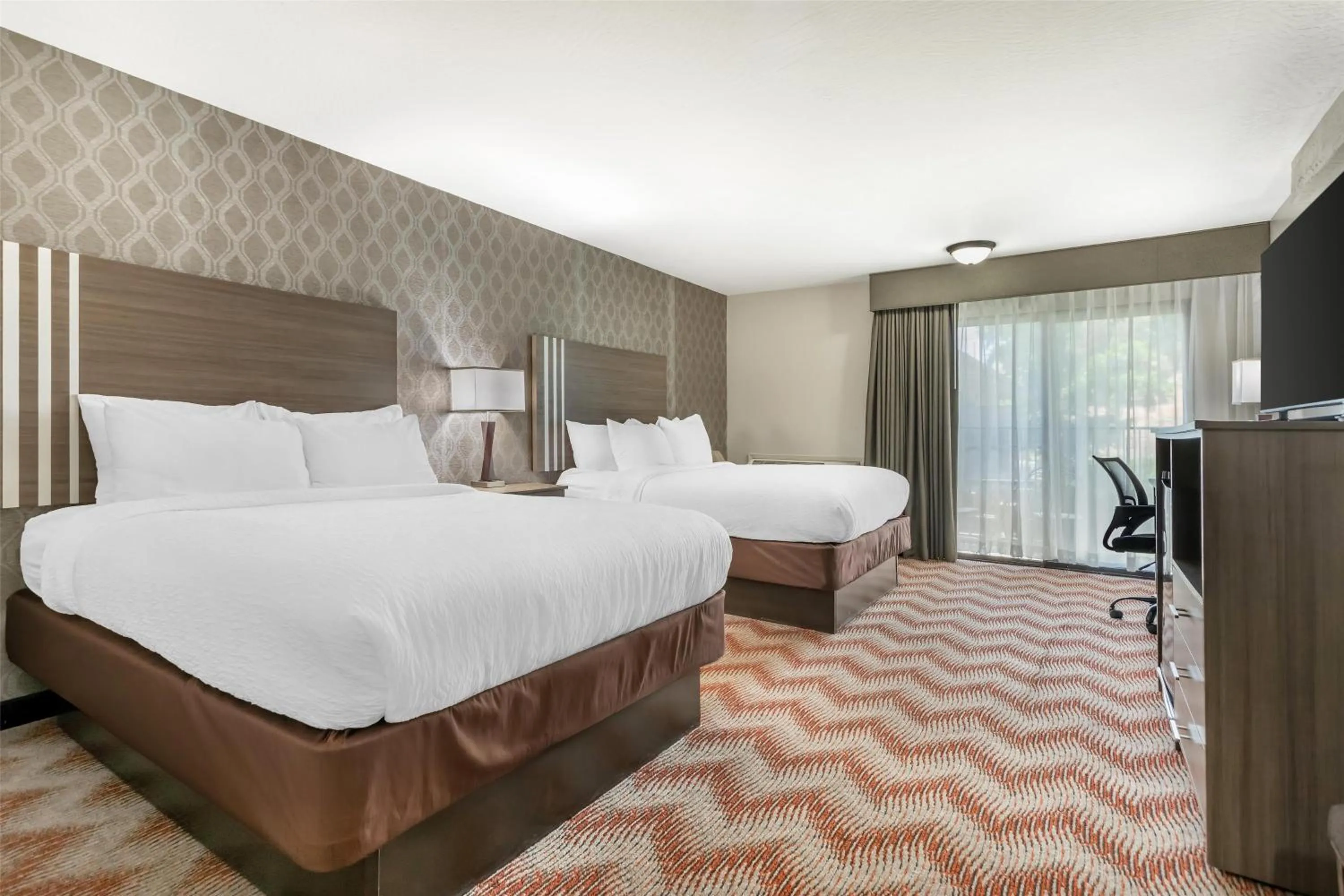 Photo of the whole room, Bed in Best Western Plus Sonora Oaks Hotel and Conference Center