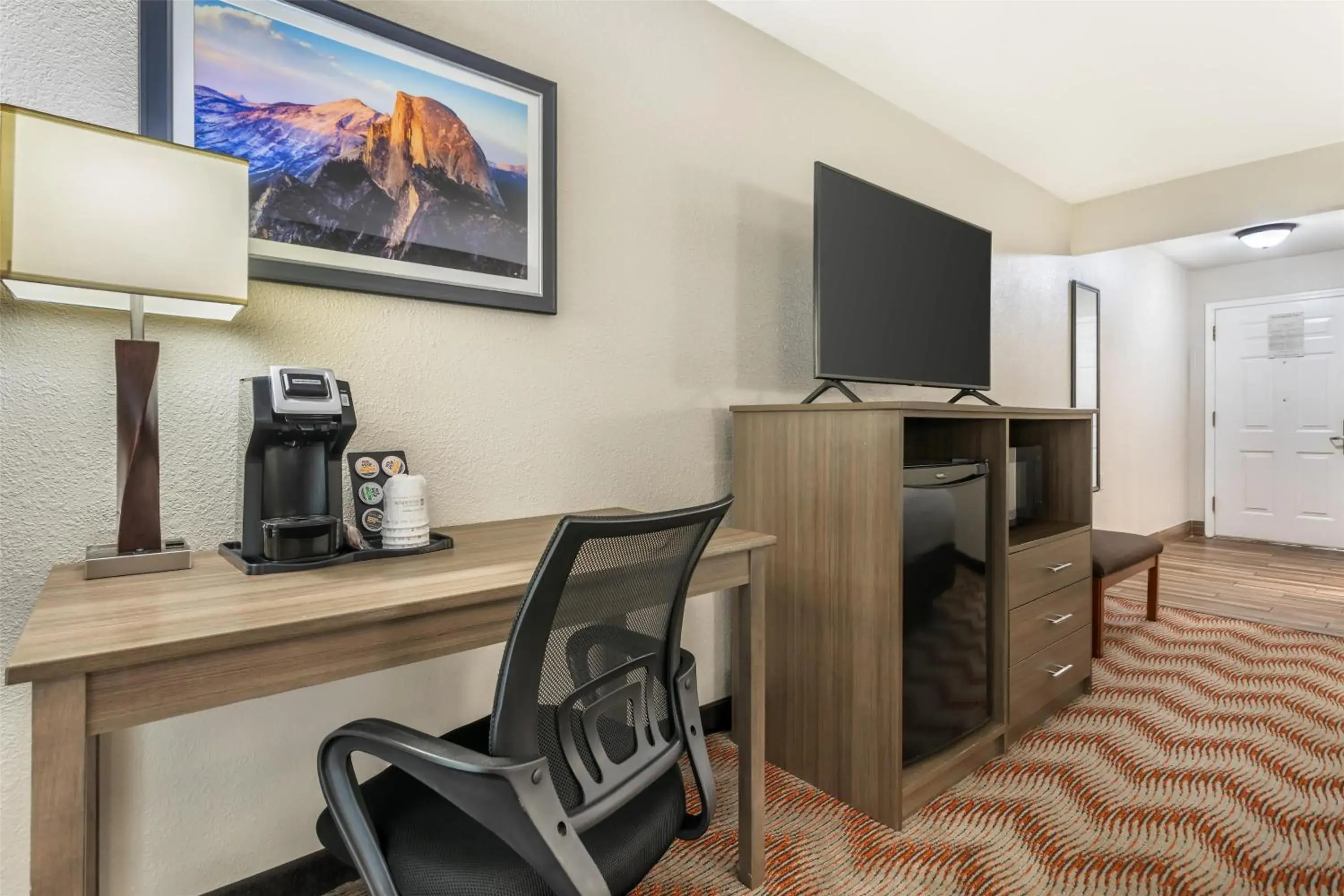 Bedroom in Best Western Plus Sonora Oaks Hotel and Conference Center Bedroom in Best Western Plus Sonora Oaks Hotel and Conference Center