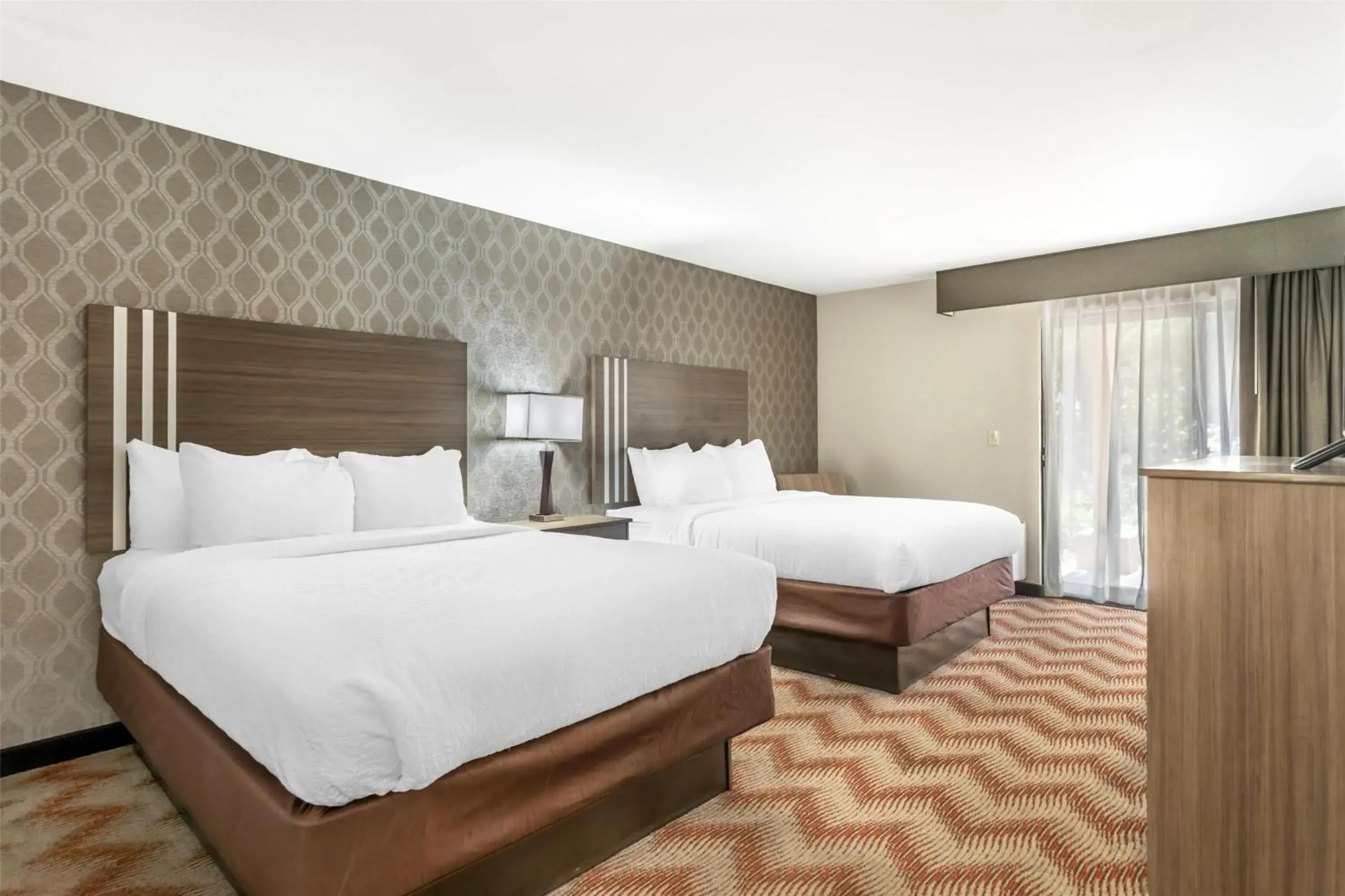 Queen Room with Two Queen Beds - Poolside View / Pet-Friendly in Best Western Plus Sonora Oaks Hotel and Conference Center Queen Room with Two Queen Beds - Poolside View / Pet-Friendly in Best Western Plus Sonora Oaks Hotel and Conference Center