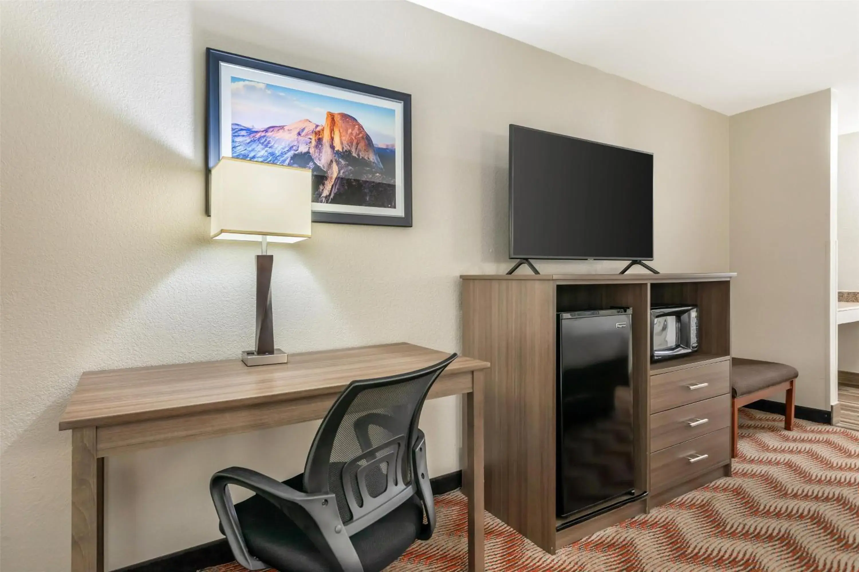 Bedroom in Best Western Plus Sonora Oaks Hotel and Conference Center Bedroom in Best Western Plus Sonora Oaks Hotel and Conference Center