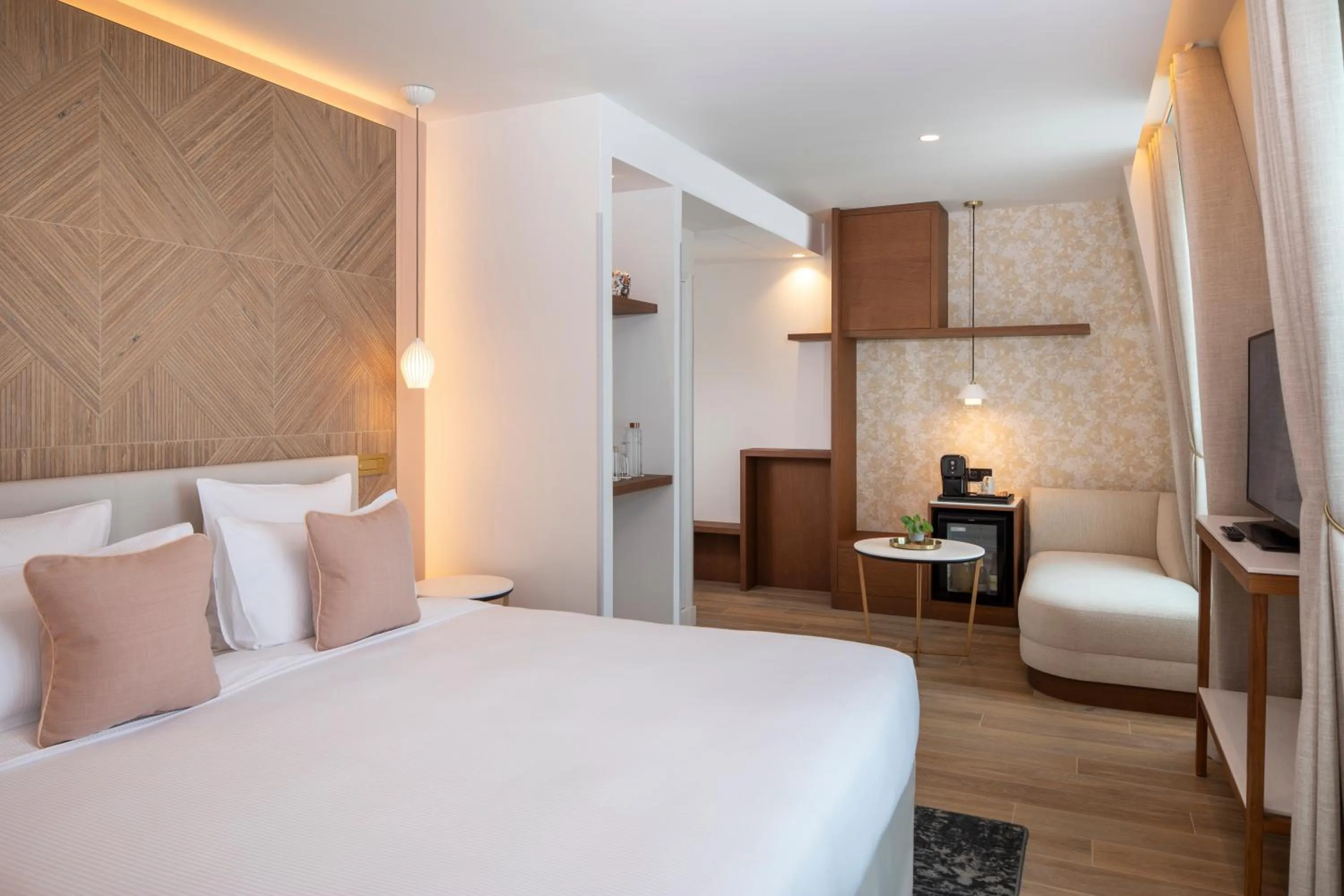 Photo of the whole room, Bed in Hôtel des Champs-Elysées