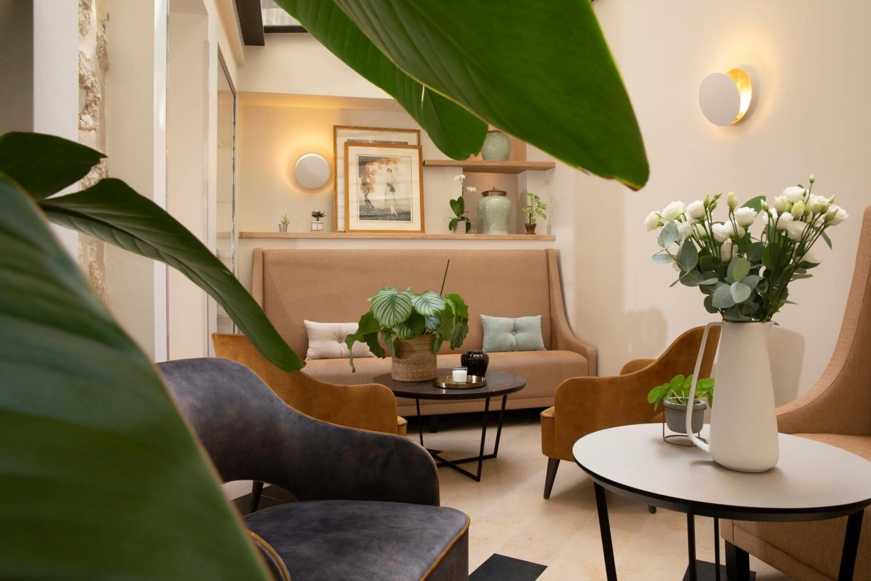 Communal lounge/ TV room in Hôtel des Champs-Elysées