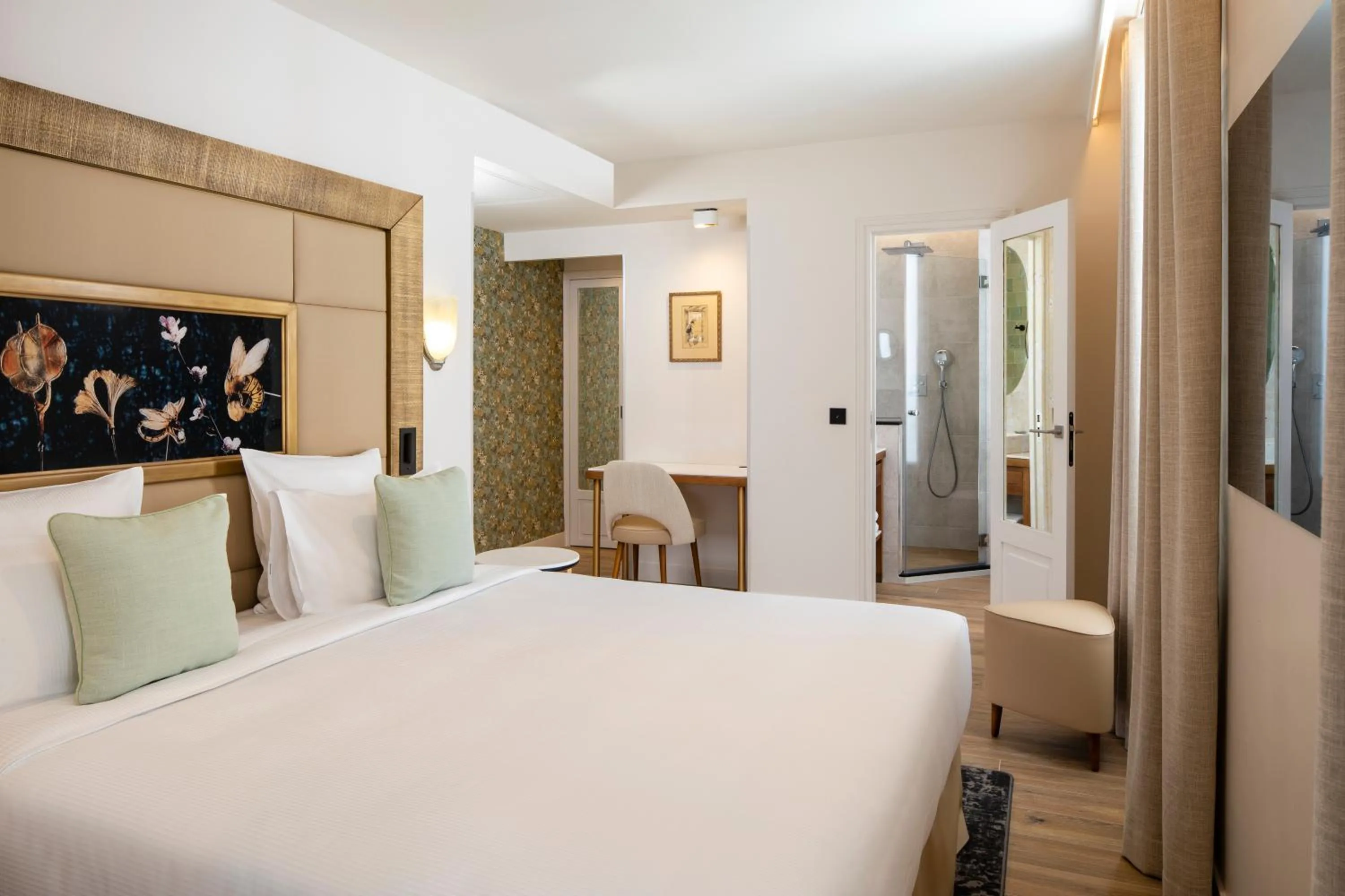 Bed in Hôtel des Champs-Elysées