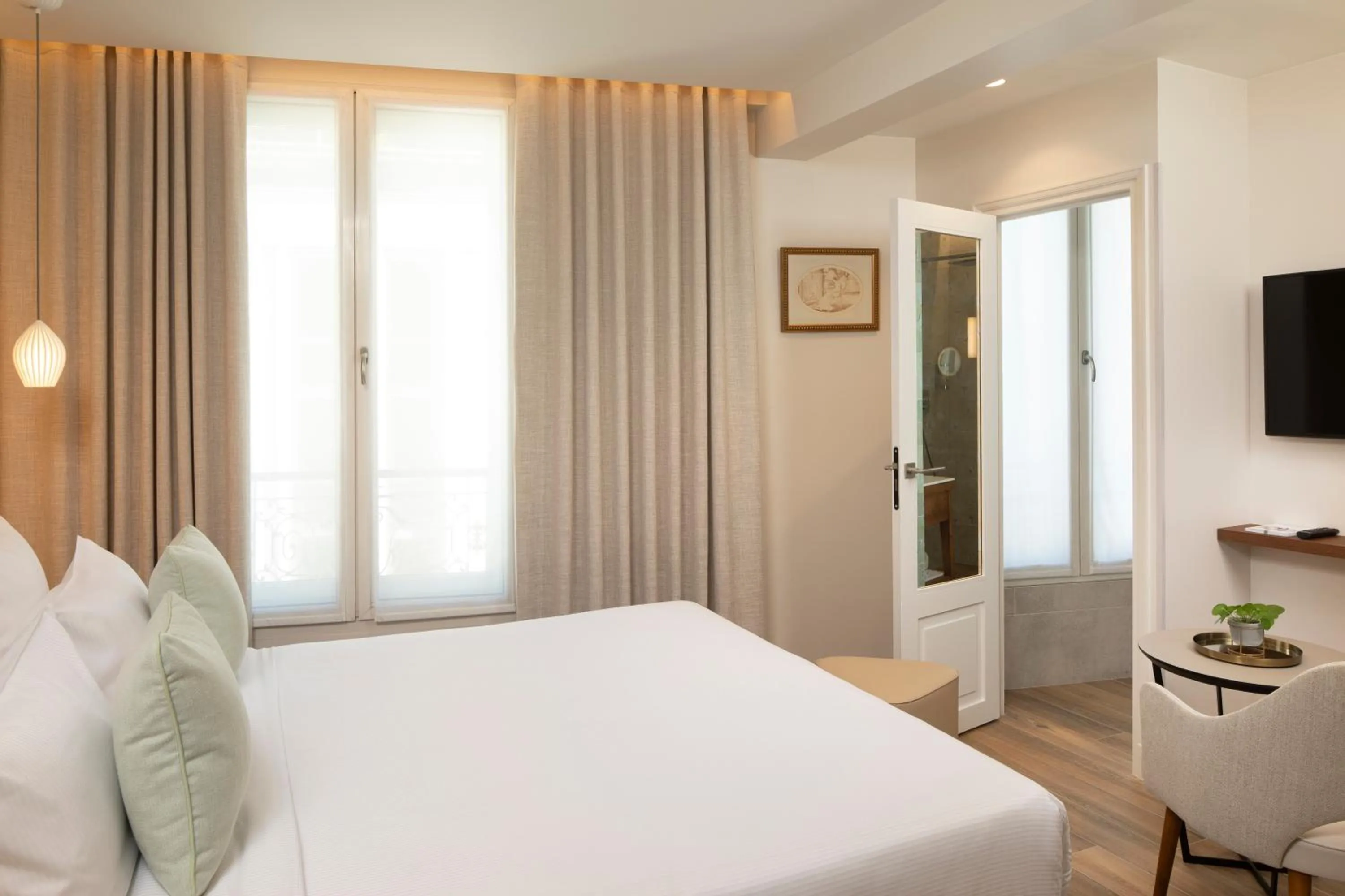 Bed in Hôtel des Champs-Elysées