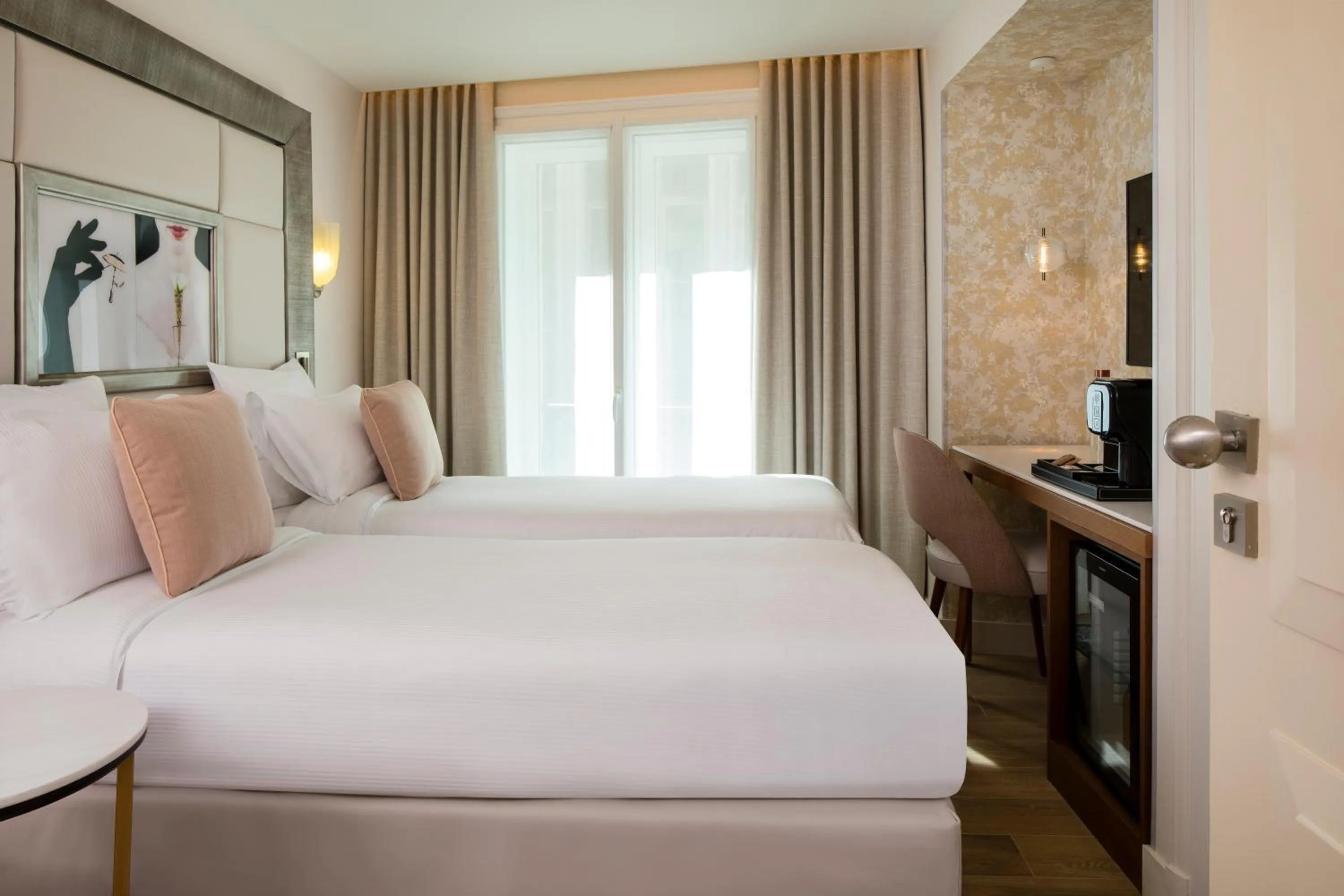 Bed in Hôtel des Champs-Elysées