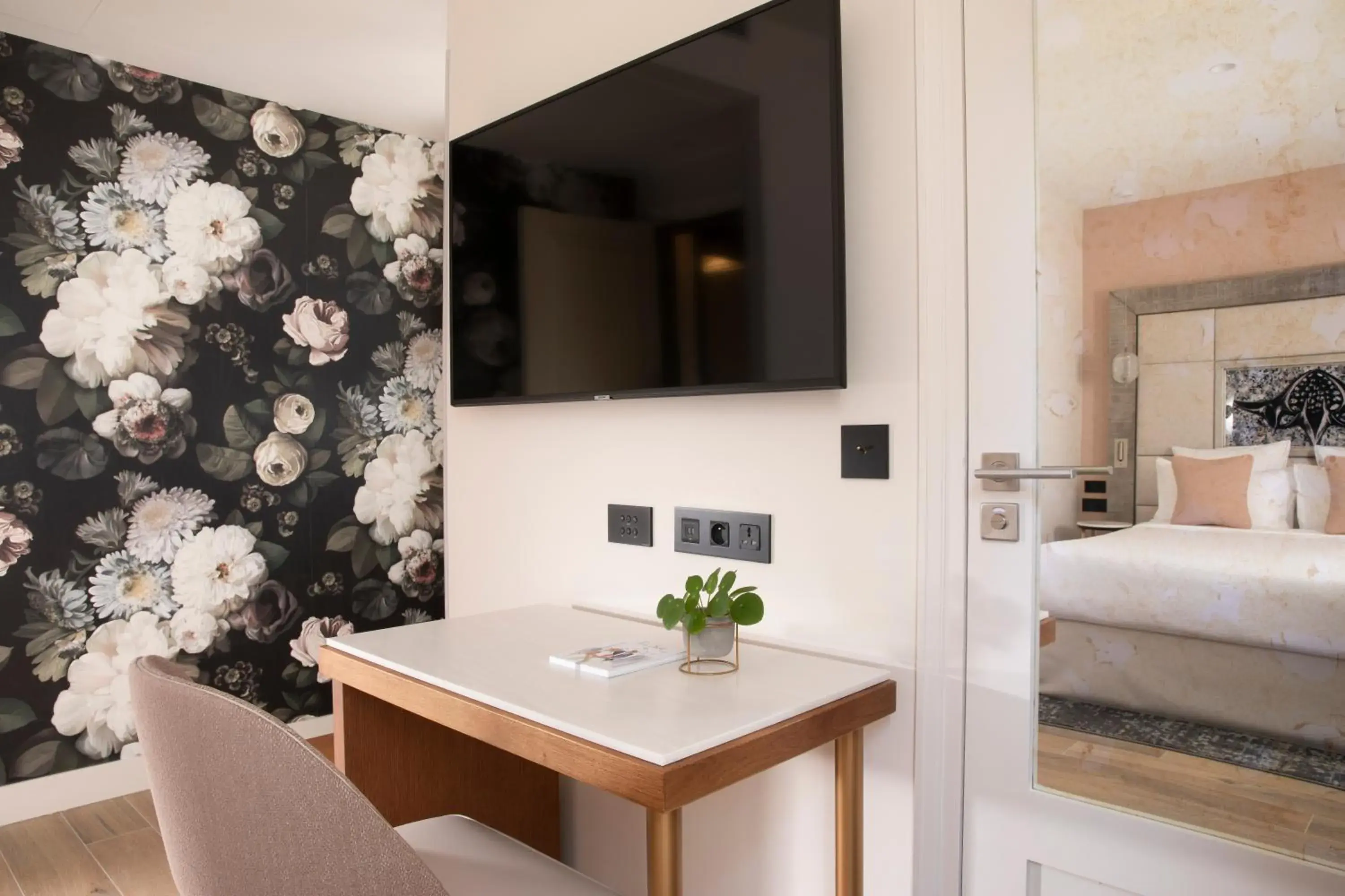 Photo of the whole room in Hôtel des Champs-Elysées Photo of the whole room in Hôtel des Champs-Elysées