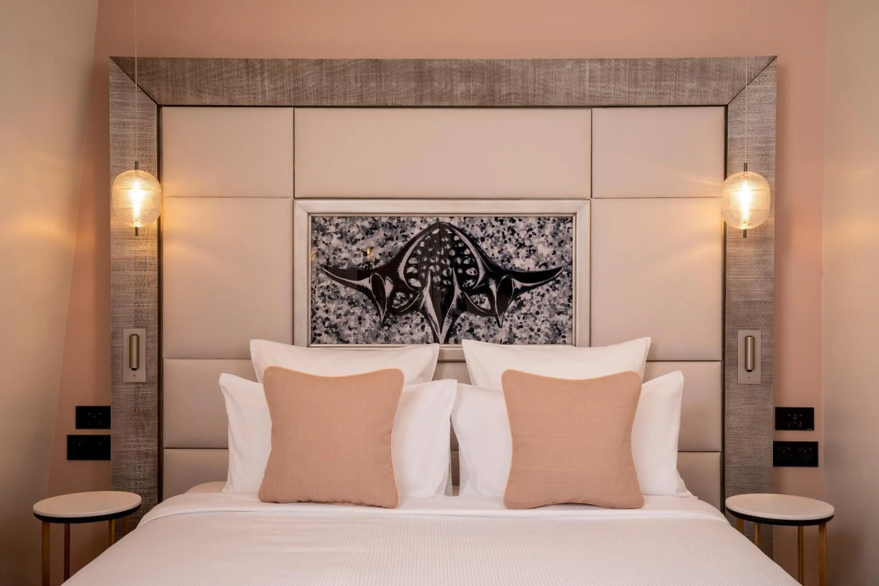 Bed in Hôtel des Champs-Elysées Bed in Hôtel des Champs-Elysées