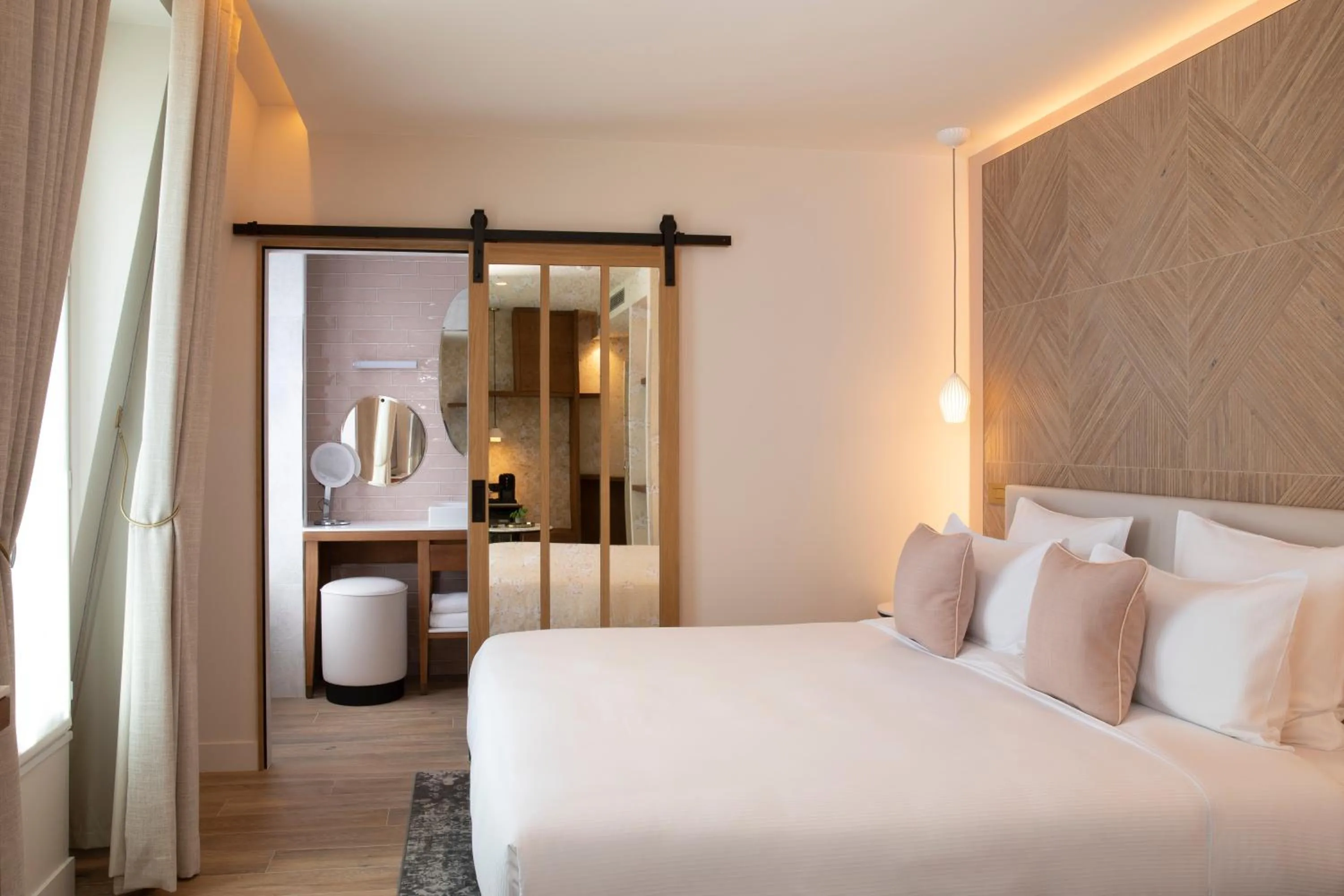 Bed in Hôtel des Champs-Elysées