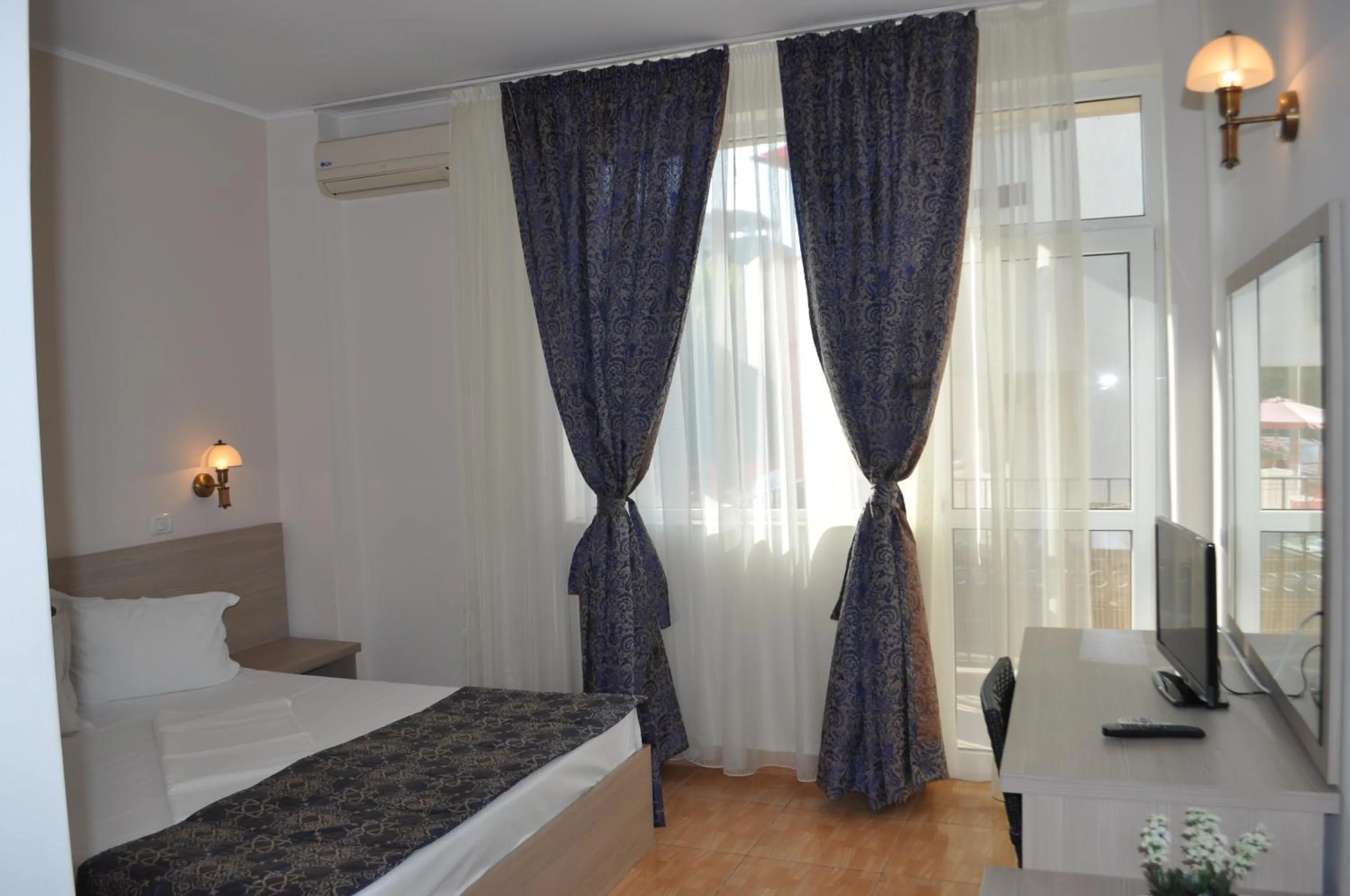 Photo of the whole room, Bed in Hotel Regal