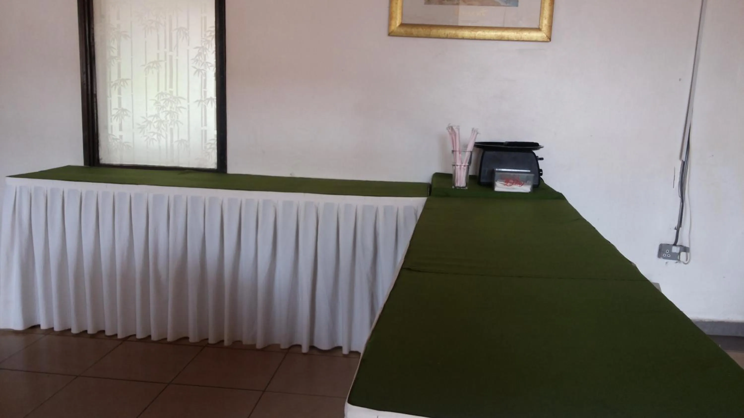 Restaurant/places to eat in St Lira Hotel