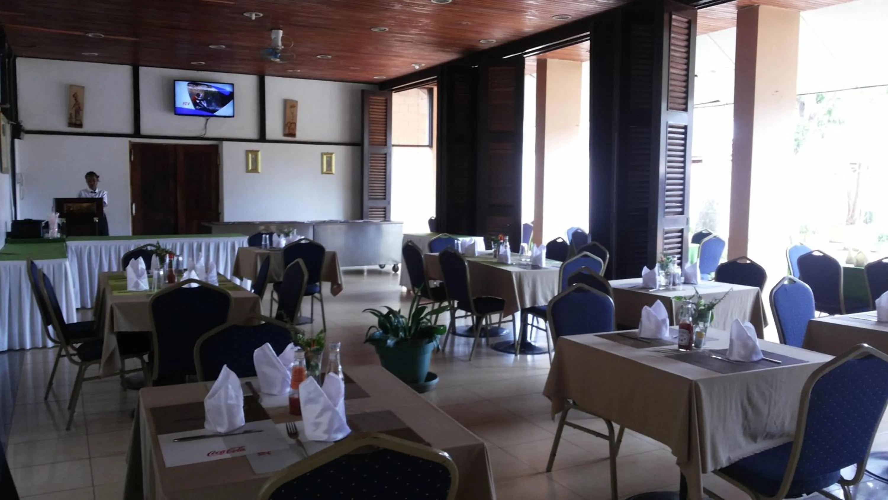 Restaurant/places to eat in St Lira Hotel