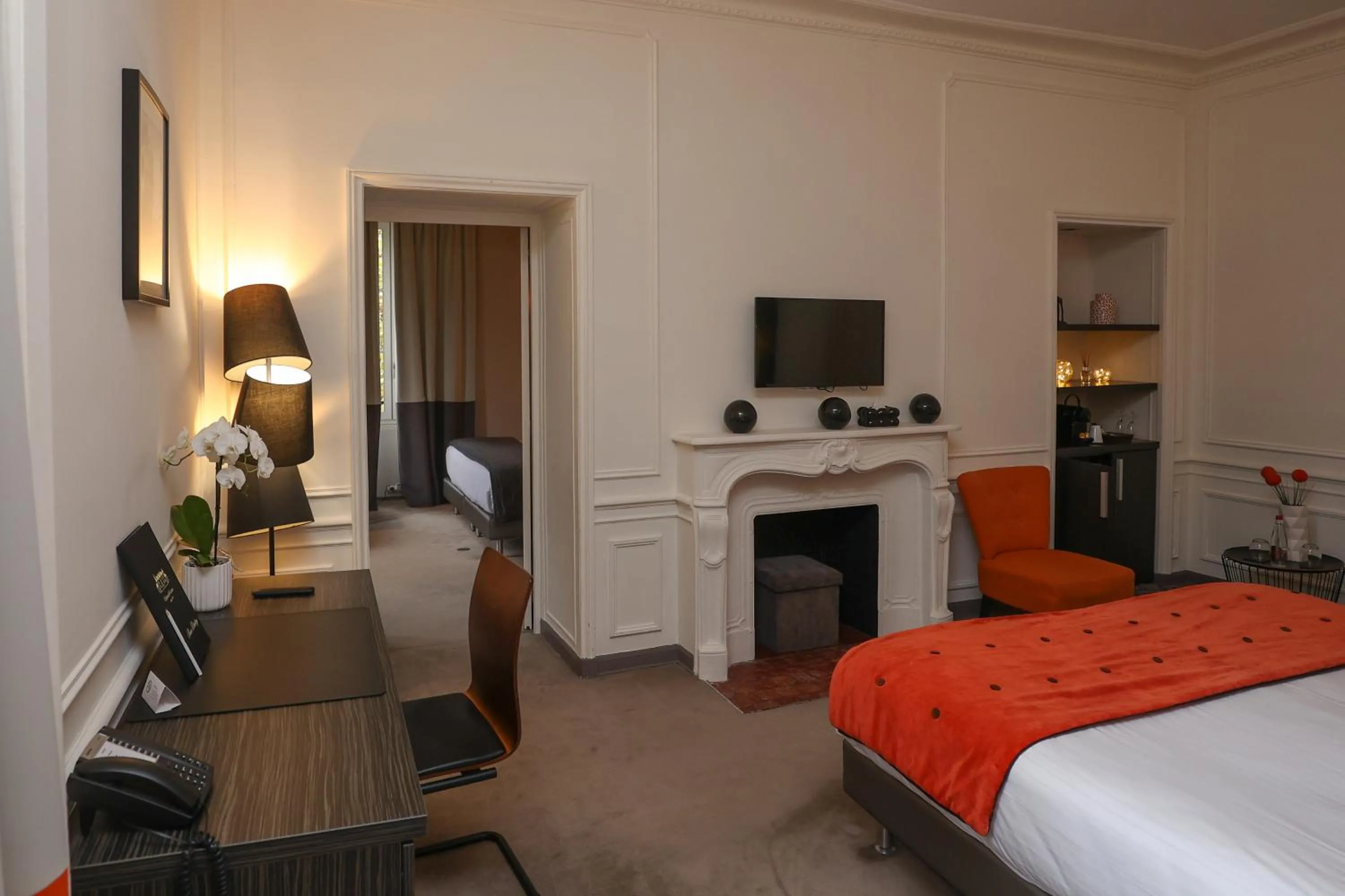 Bedroom, Bed in Hôtel Château de Lacan