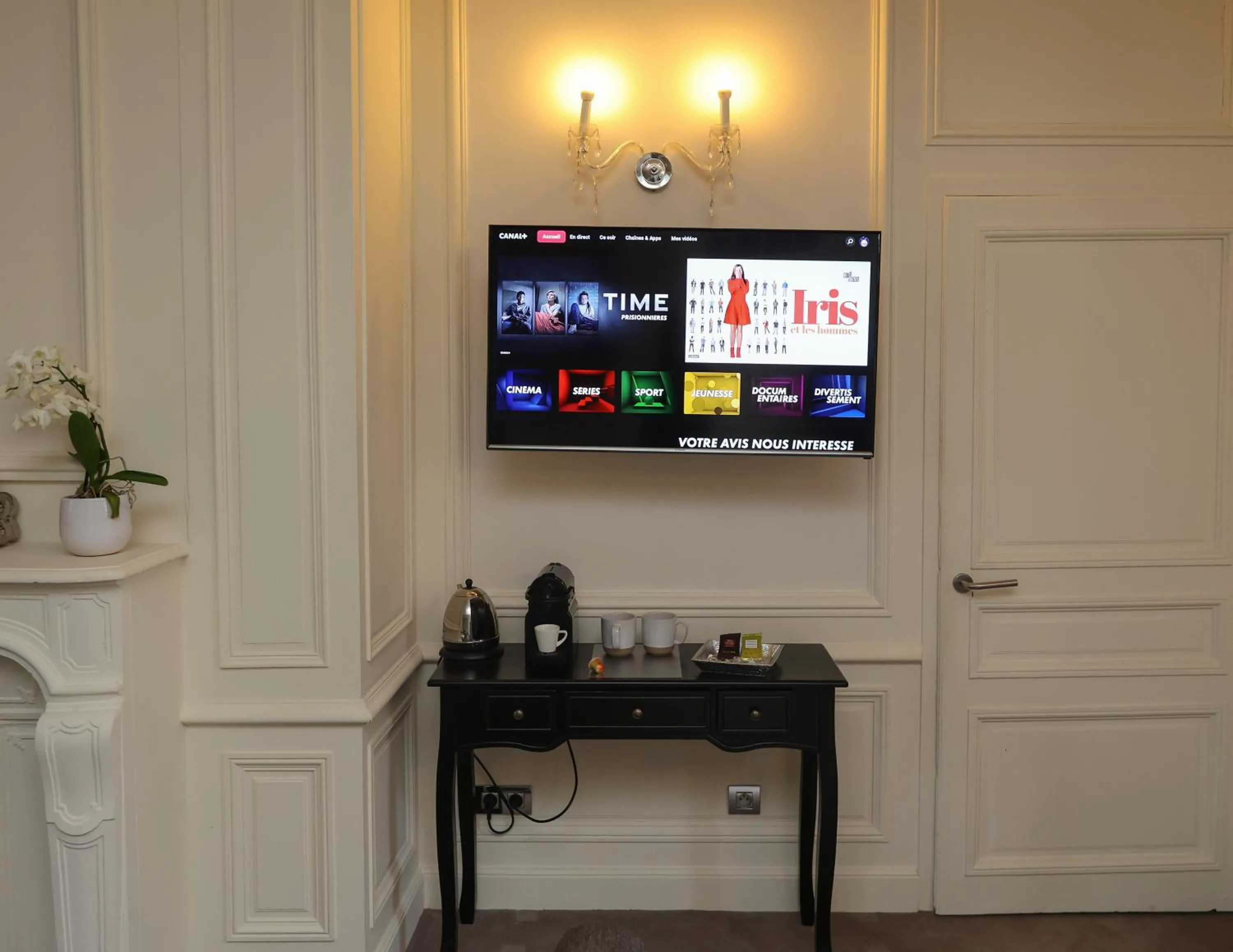 TV and multimedia in Hôtel Château de Lacan