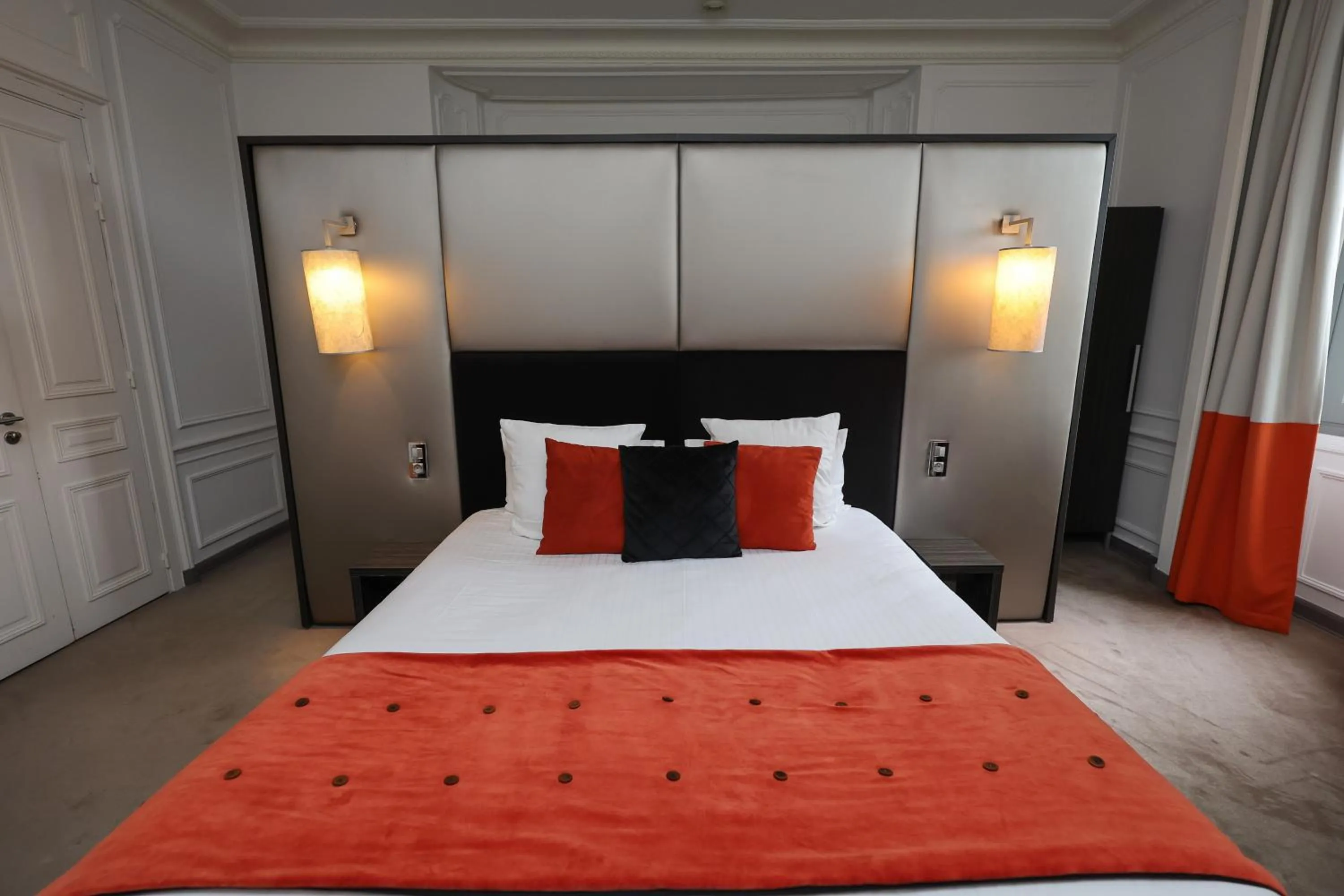 Photo of the whole room, Bed in Hôtel Château de Lacan