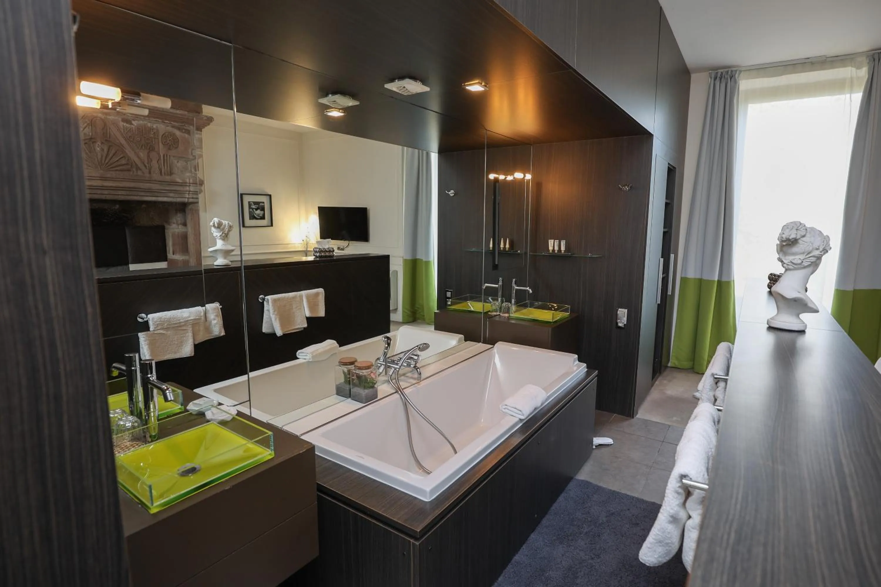 Bathroom in Hôtel Château de Lacan