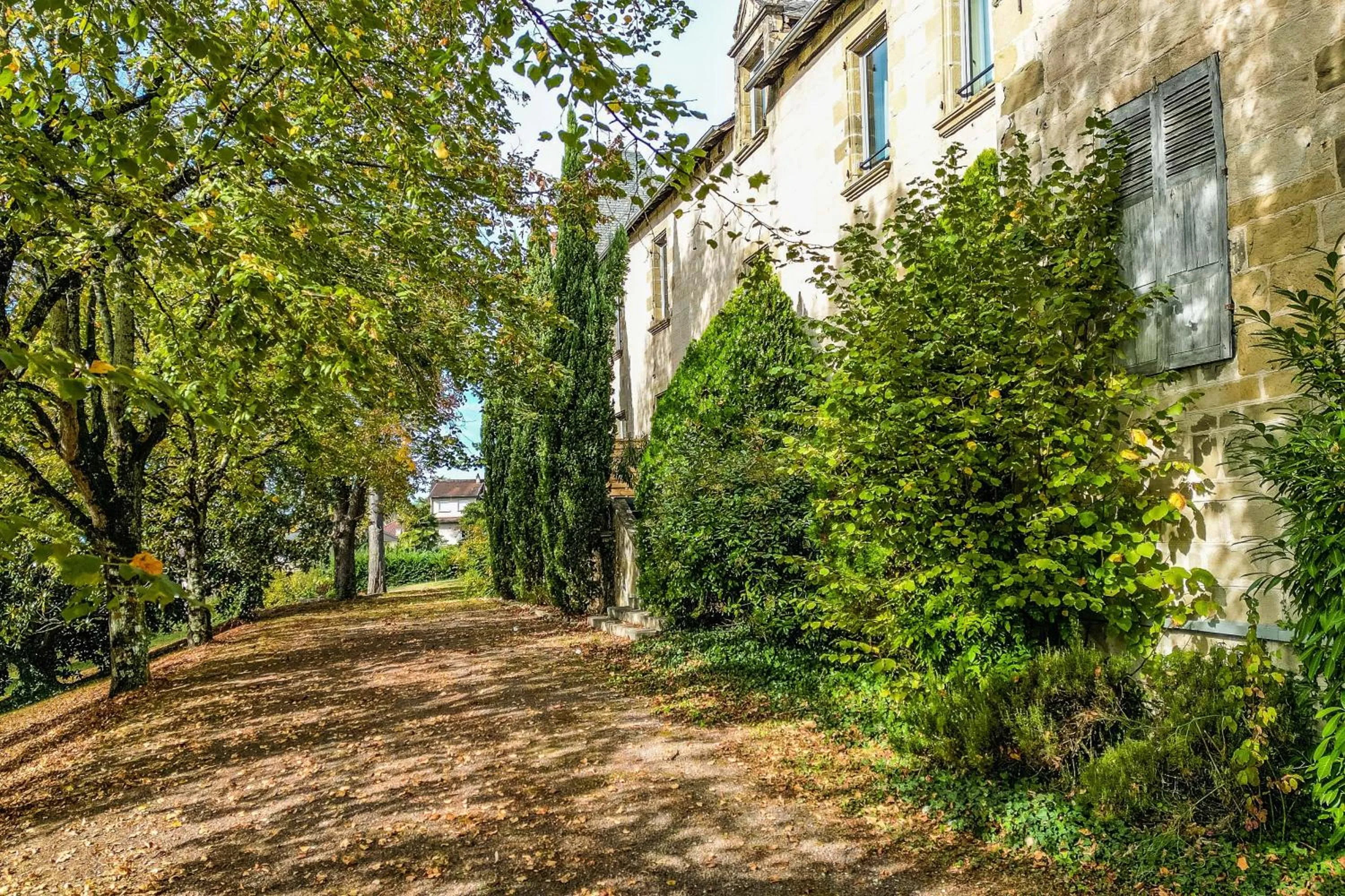 Garden in Hôtel Château de Lacan