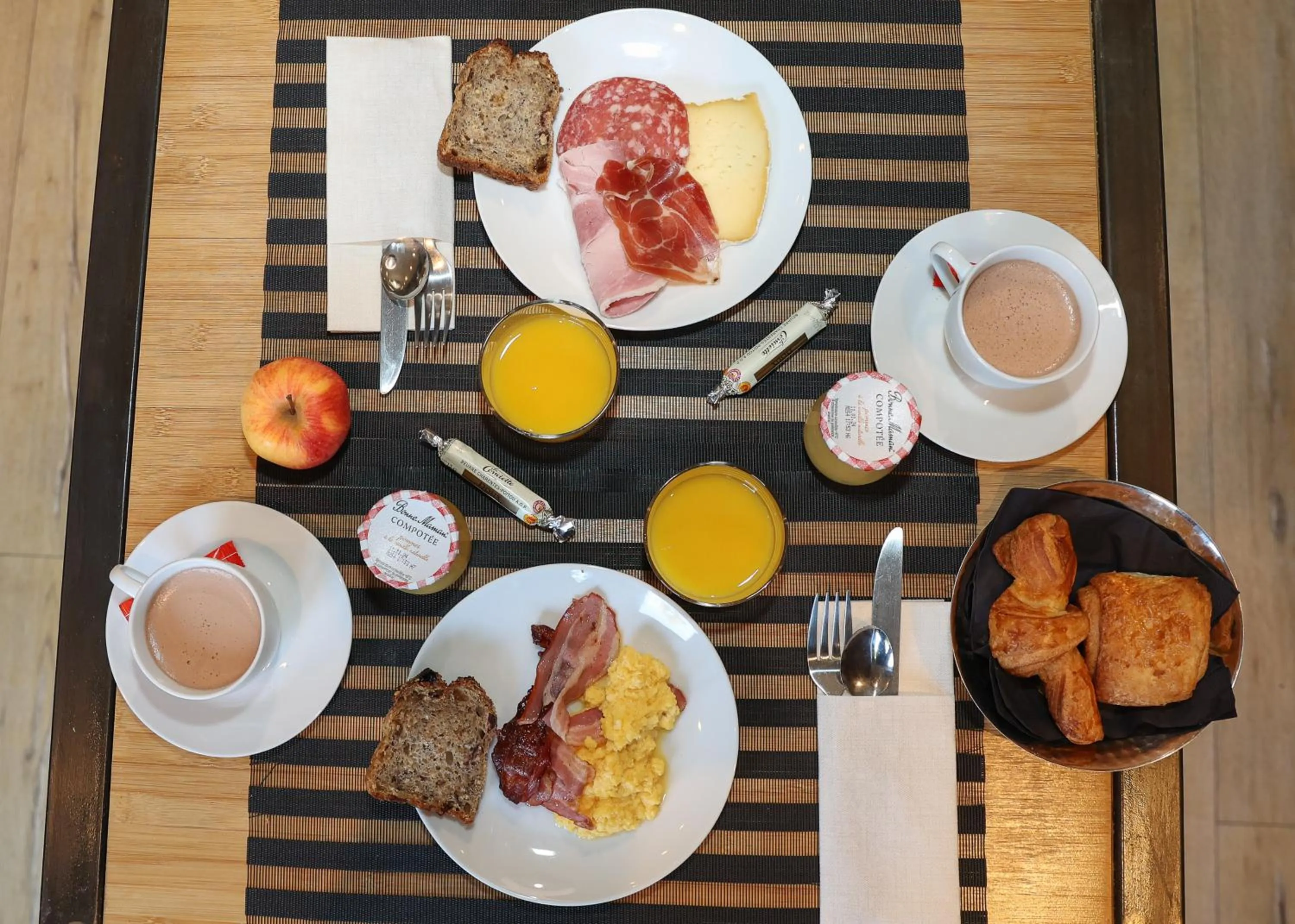 Breakfast in Hôtel Château de Lacan