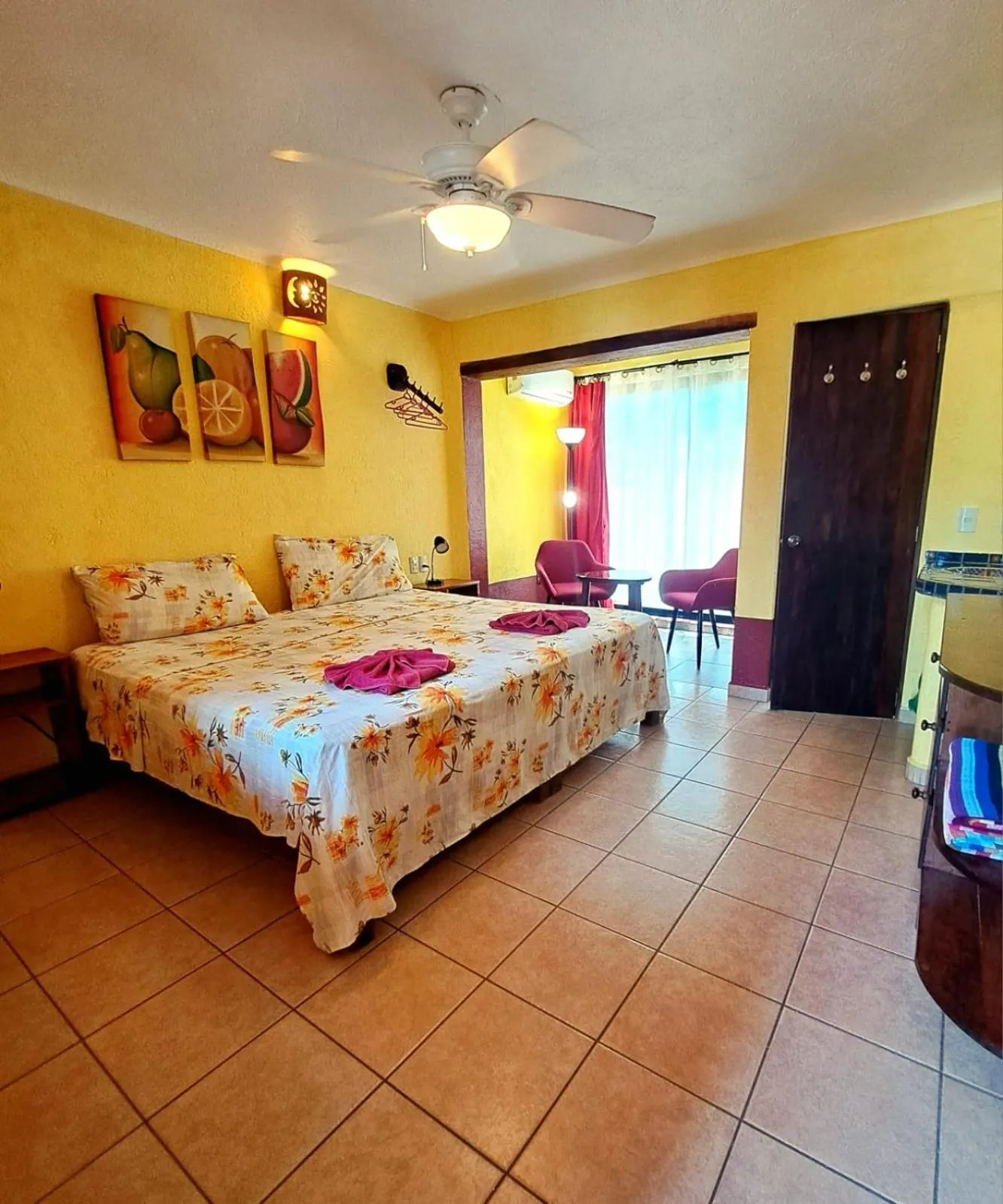 Photo of the whole room, Bed in HOTELITO SWISS OASIS, Playa Zicatela - Adults Only - Kitchen - Cocina