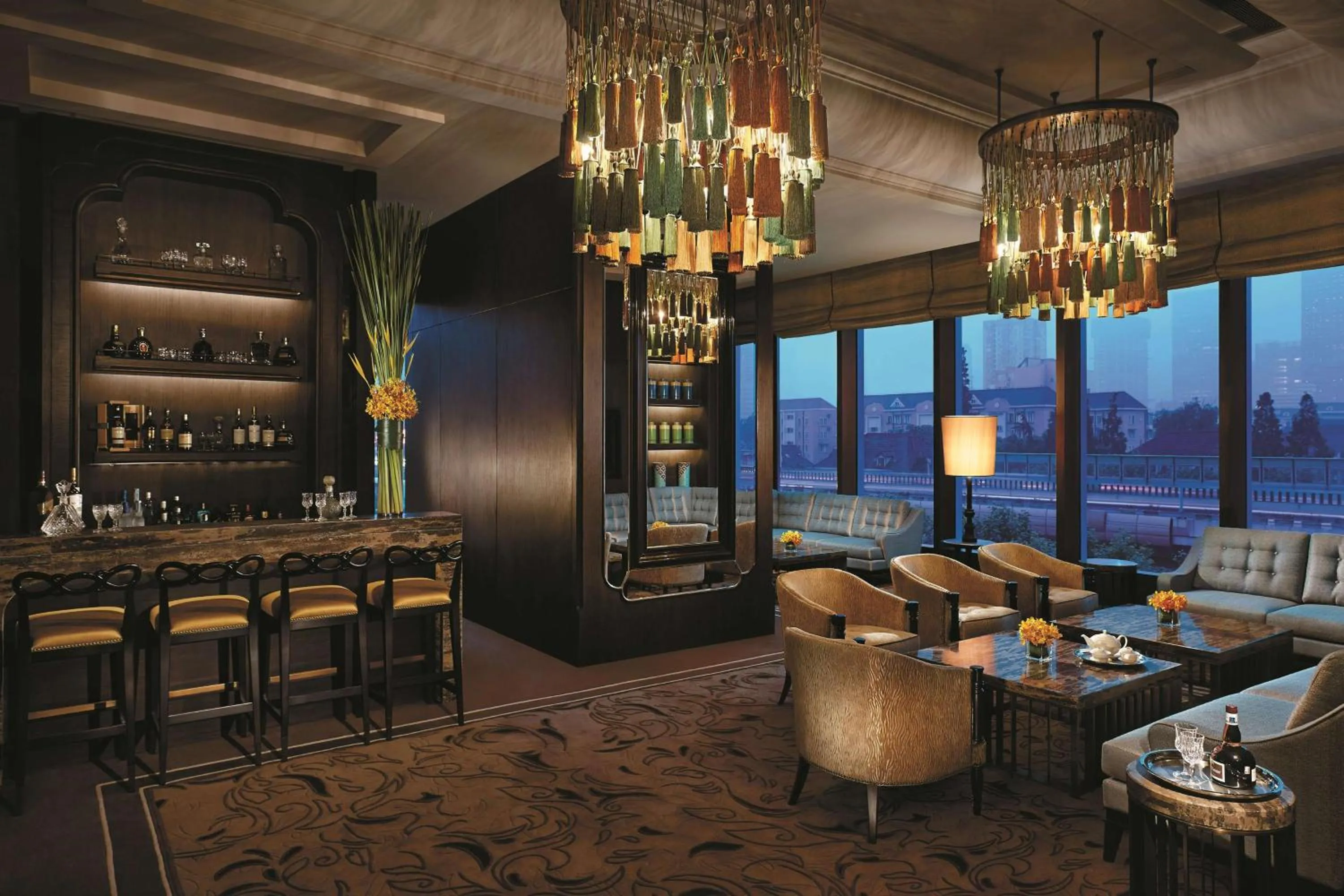 Restaurant/places to eat in Jing An Shangri-La, Shanghai - sits centrally amid Puxi's iconic landmarks, uniquely positioned nearby Jing'an Temple