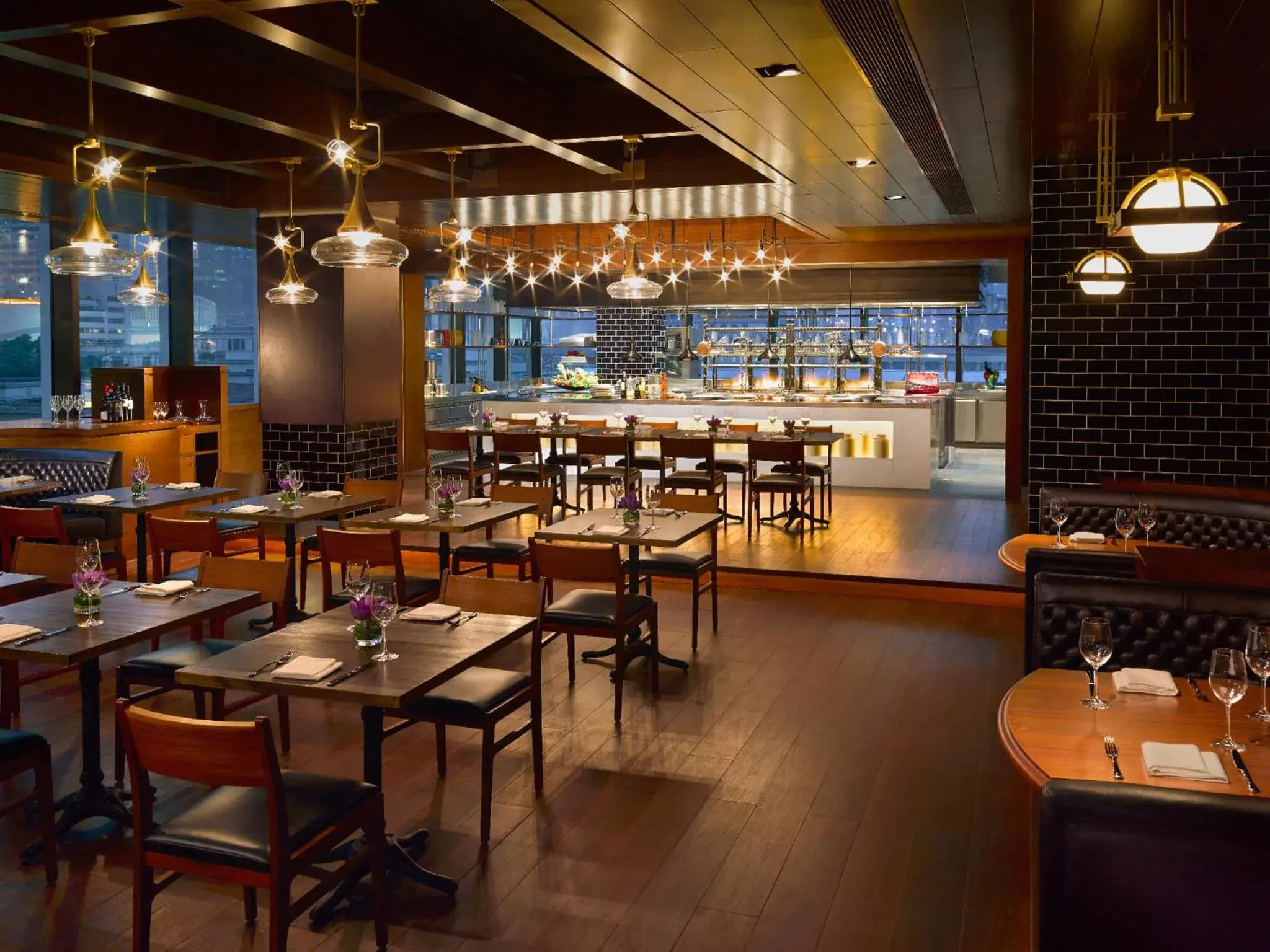 Restaurant/places to eat in Jing An Shangri-La, Shanghai - sits centrally amid Puxi's iconic landmarks, uniquely positioned nearby Jing'an Temple Restaurant/places to eat in Jing An Shangri-La, Shanghai - sits centrally amid Puxi's iconic landmarks, uniquely positioned nearby Jing'an Temple