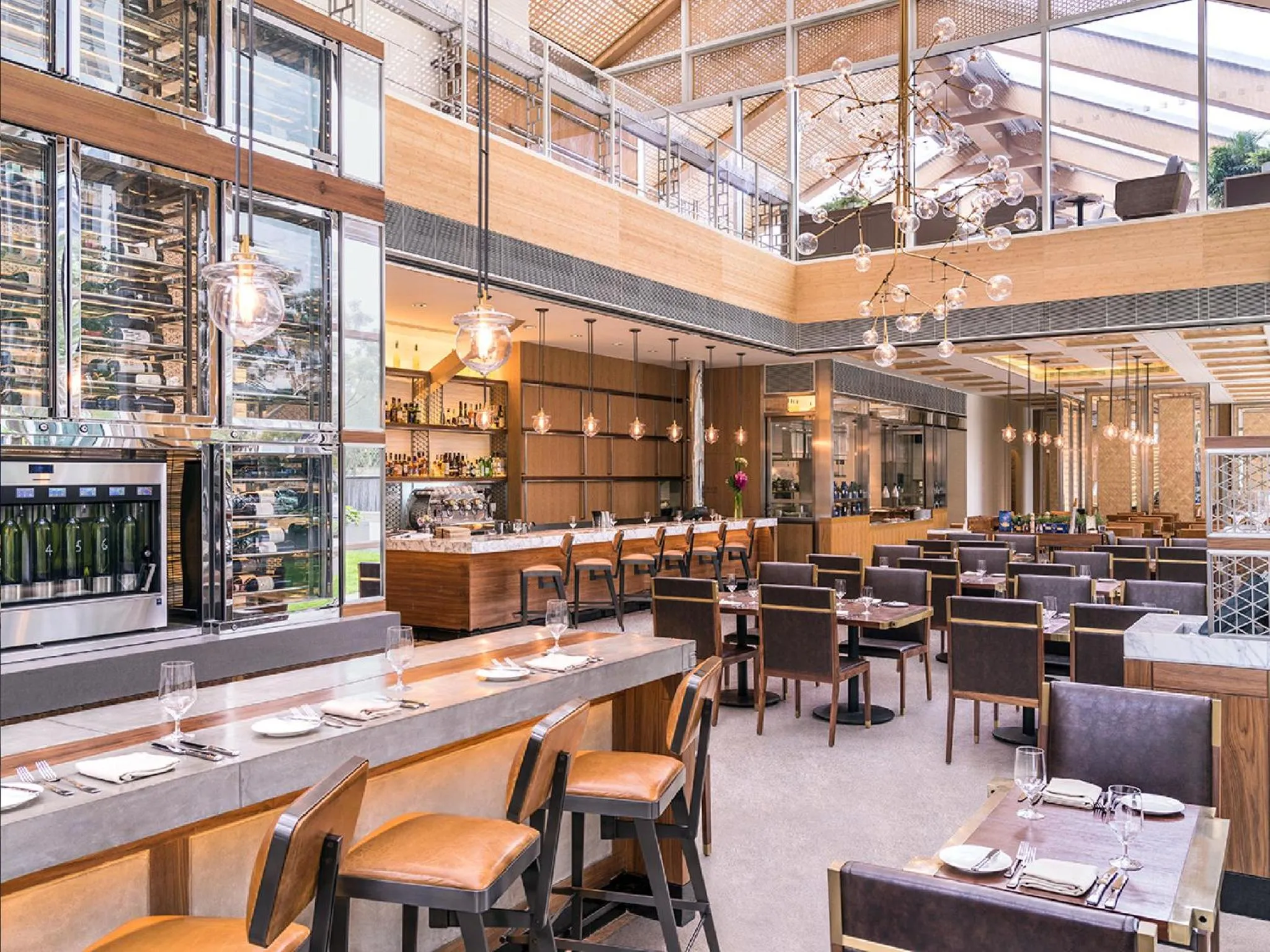 Restaurant/places to eat in Jing An Shangri-La, Shanghai - sits centrally amid Puxi's iconic landmarks, uniquely positioned nearby Jing'an Temple