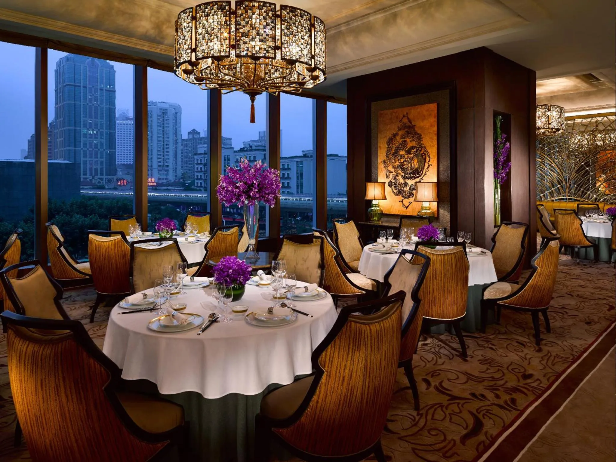 Restaurant/places to eat in Jing An Shangri-La, Shanghai - sits centrally amid Puxi's iconic landmarks, uniquely positioned nearby Jing'an Temple