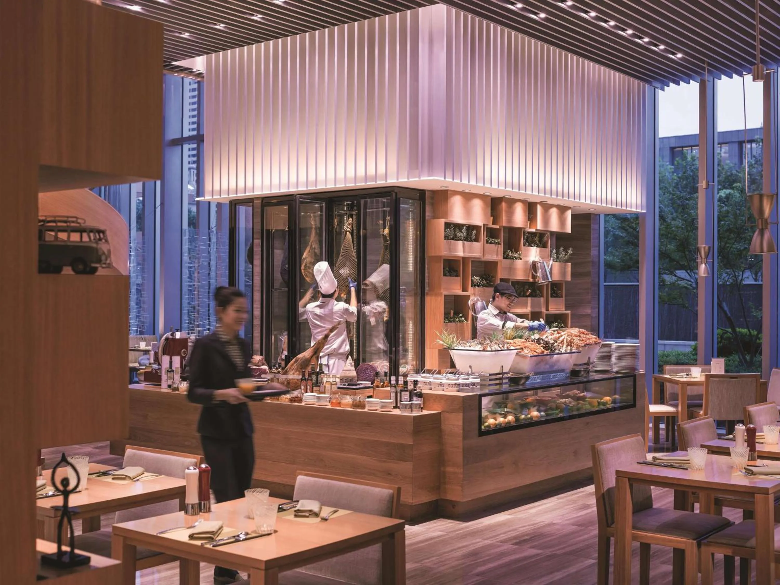 Restaurant/places to eat in Jing An Shangri-La, Shanghai - sits centrally amid Puxi's iconic landmarks, uniquely positioned nearby Jing'an Temple