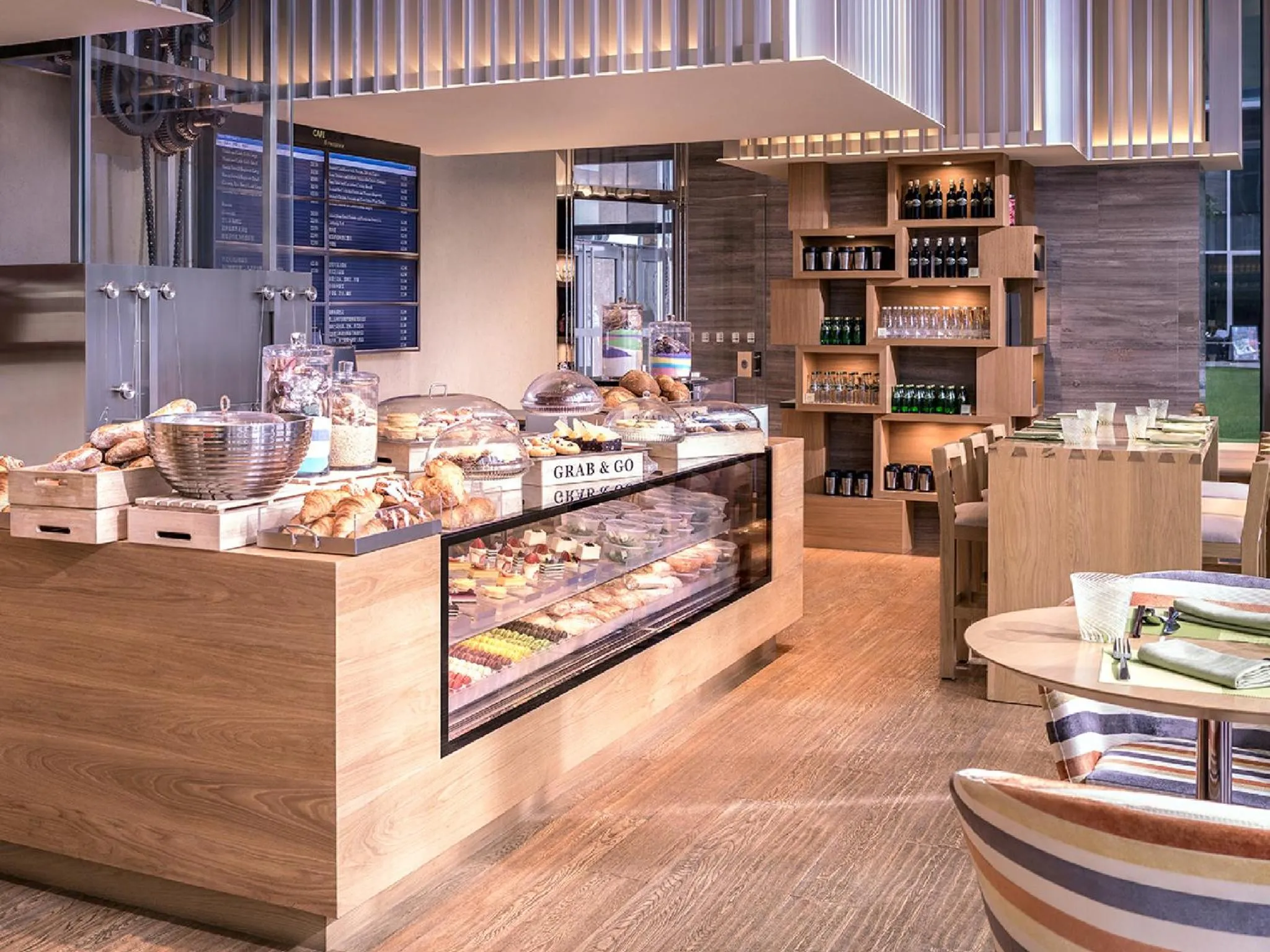 Restaurant/places to eat in Jing An Shangri-La, Shanghai - sits centrally amid Puxi's iconic landmarks, uniquely positioned nearby Jing'an Temple