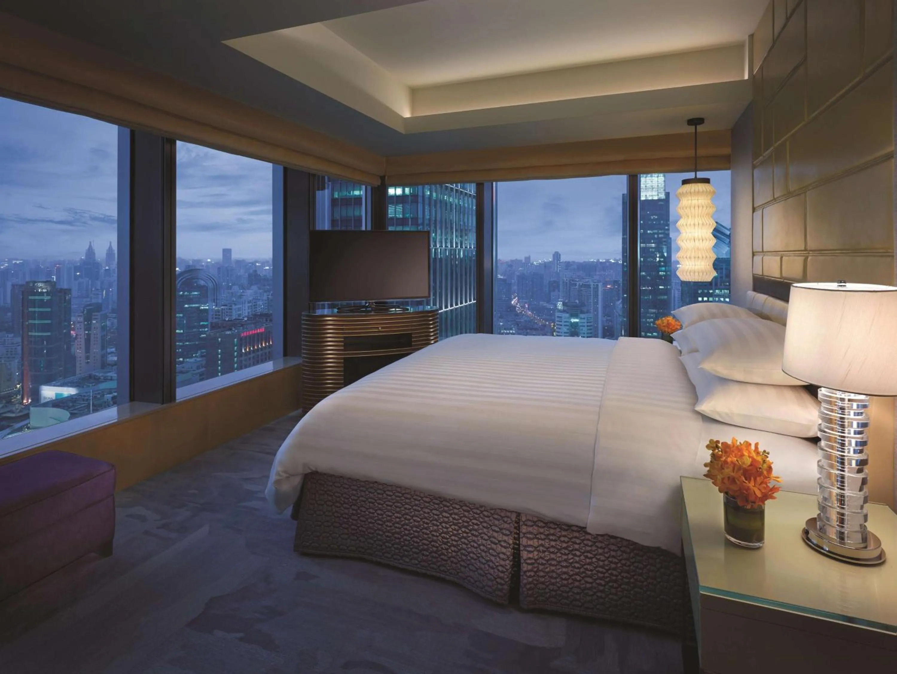Photo of the whole room, Bed in Jing An Shangri-La, Shanghai - sits centrally amid Puxi's iconic landmarks, uniquely positioned nearby Jing'an Temple