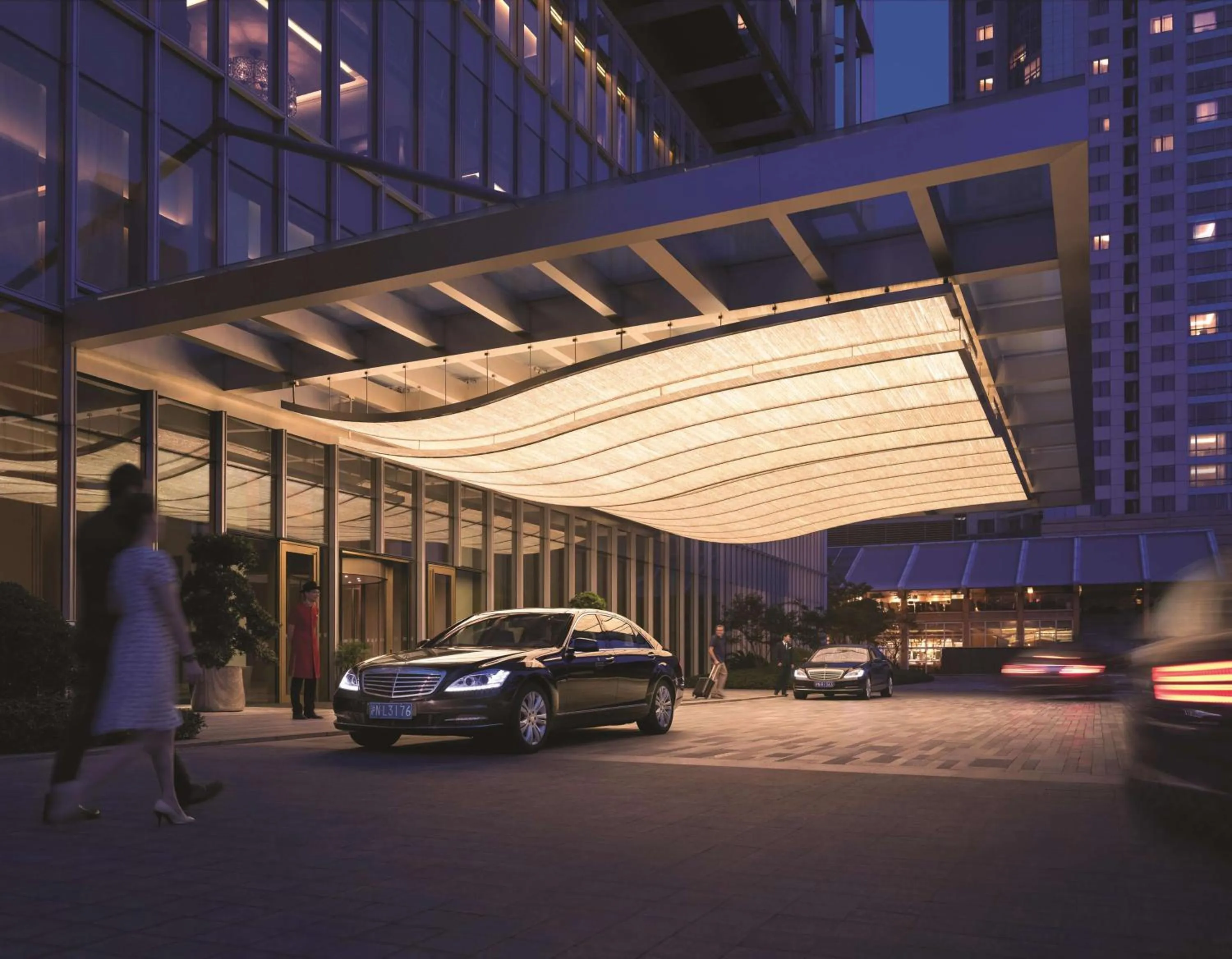 Property building in Jing An Shangri-La, Shanghai - sits centrally amid Puxi's iconic landmarks, uniquely positioned nearby Jing'an Temple