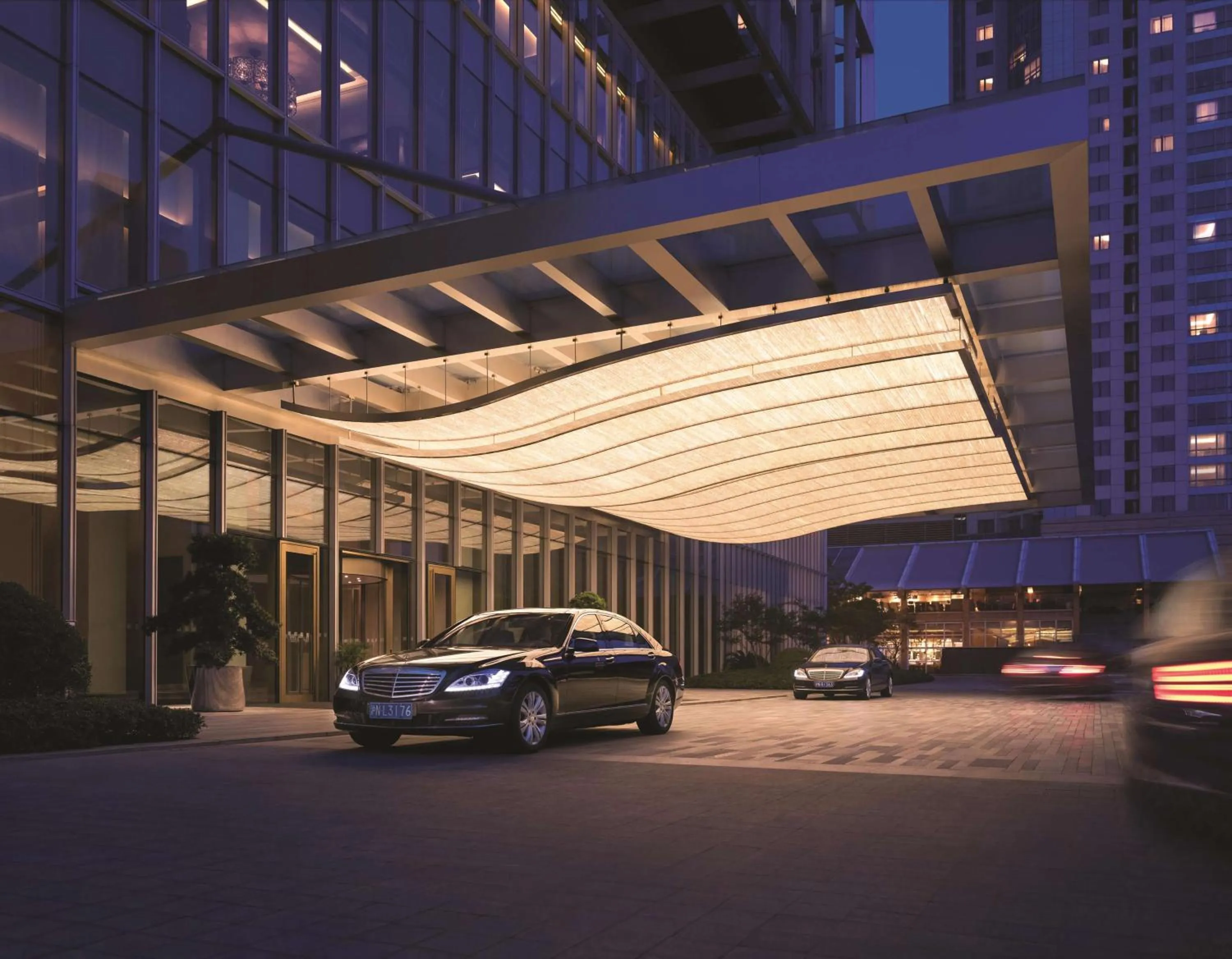 Property building in Jing An Shangri-La, Shanghai - sits centrally amid Puxi's iconic landmarks, uniquely positioned nearby Jing'an Temple