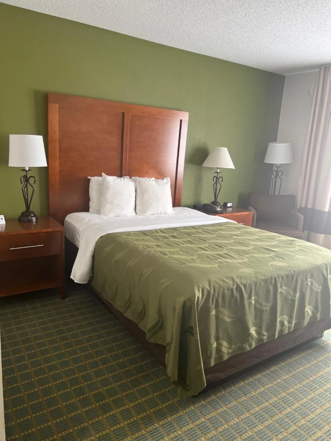 Bed in Quality Inn Seekonk-Providence
