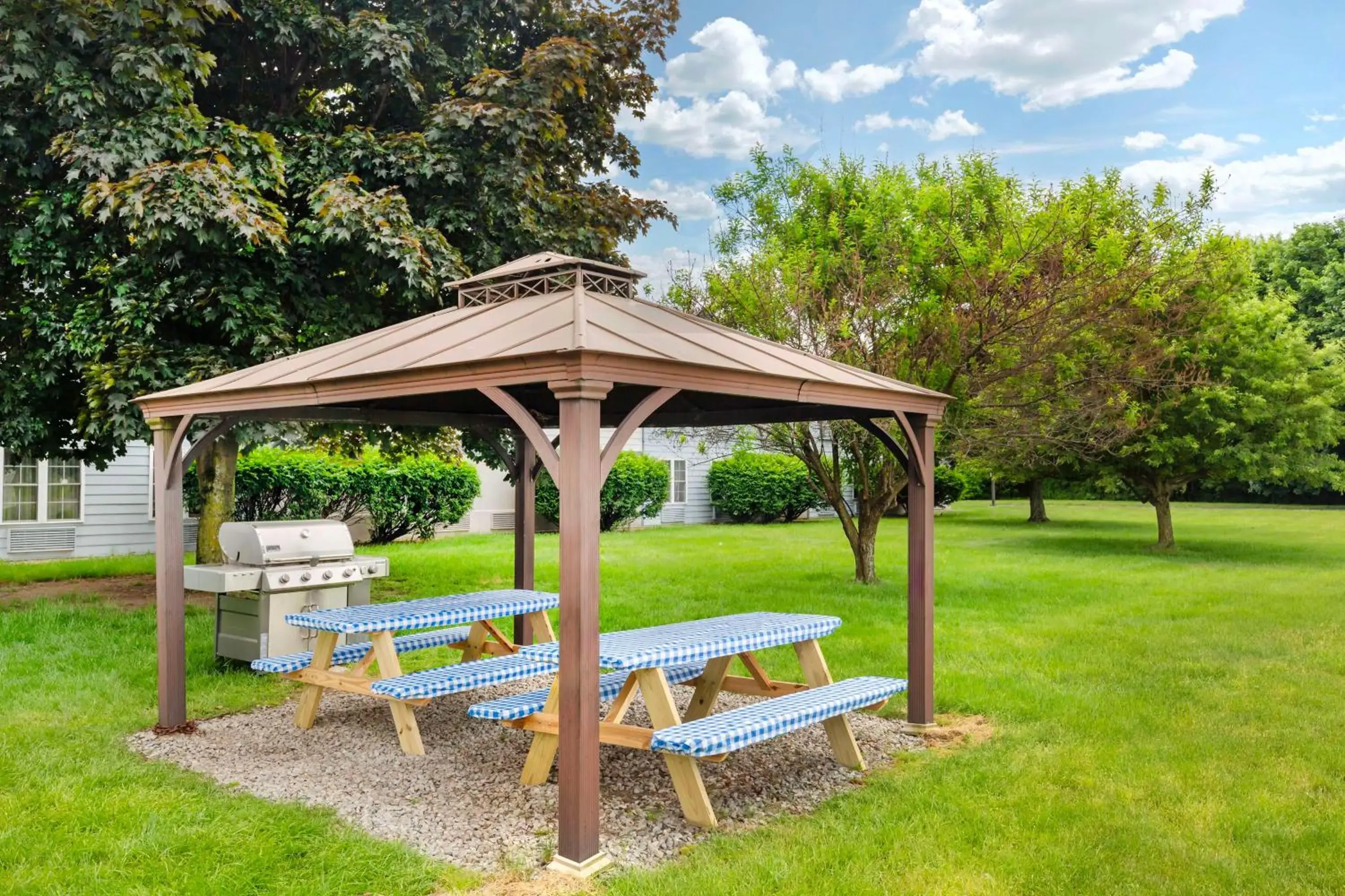 Property building in Best Western Hartford Hotel and Suites Property building in Best Western Hartford Hotel and Suites