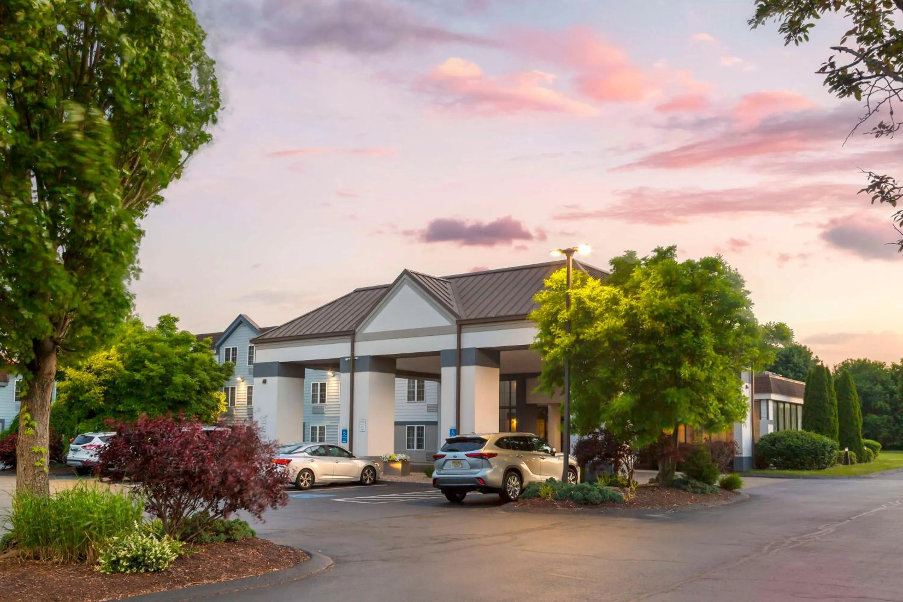 Property building in Best Western Hartford Hotel and Suites