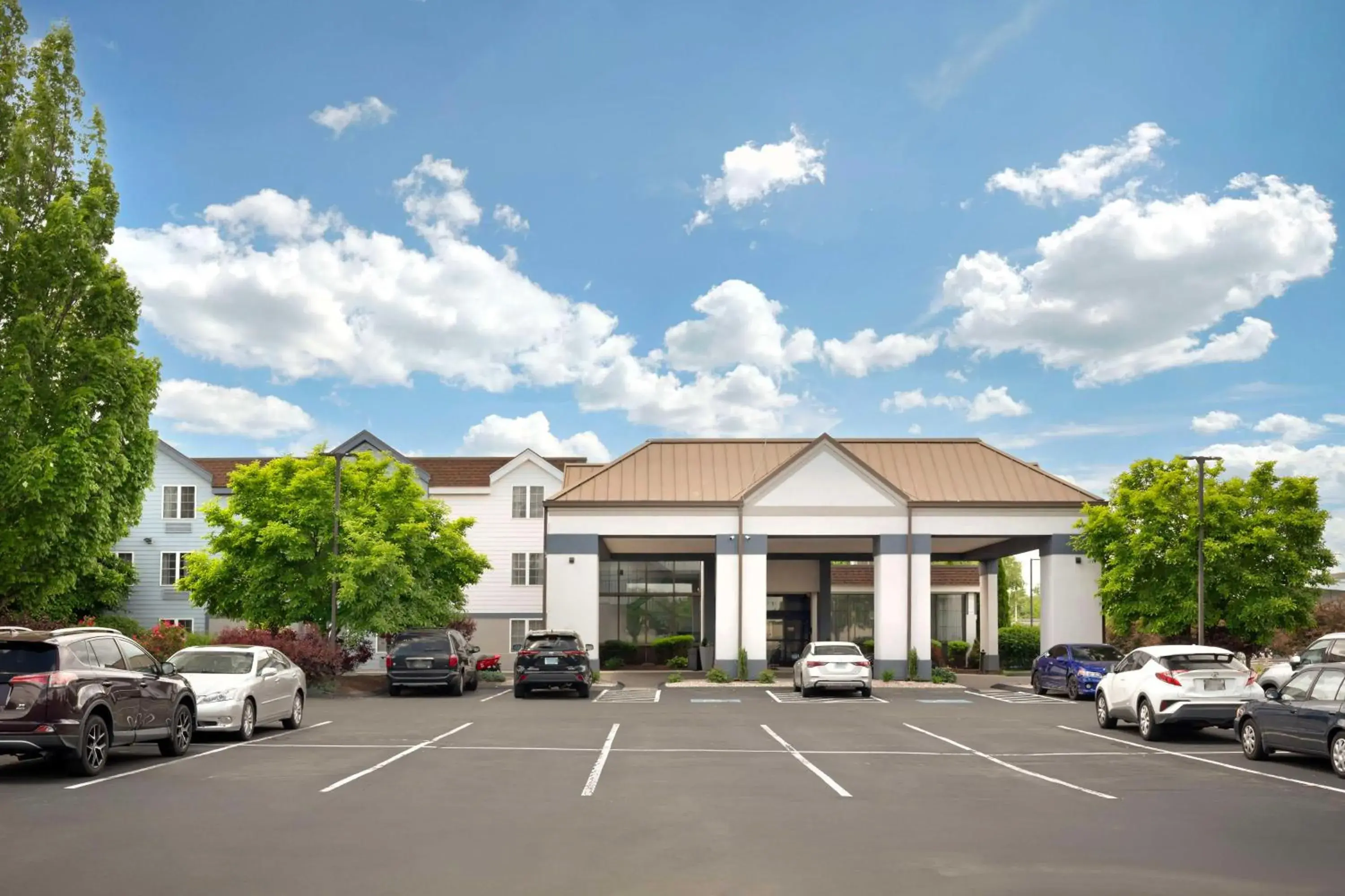 Property building in Best Western Hartford Hotel and Suites Property building in Best Western Hartford Hotel and Suites