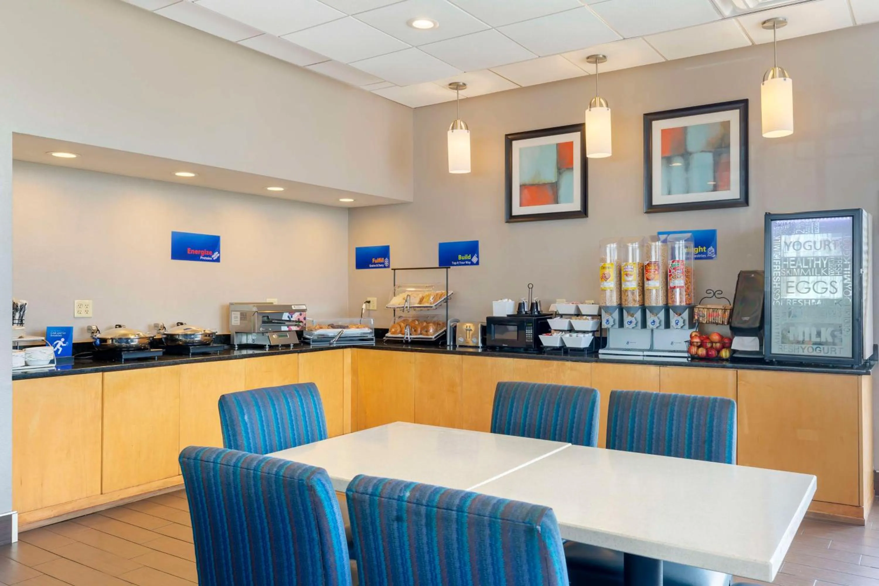 Breakfast in Best Western Hartford Hotel and Suites