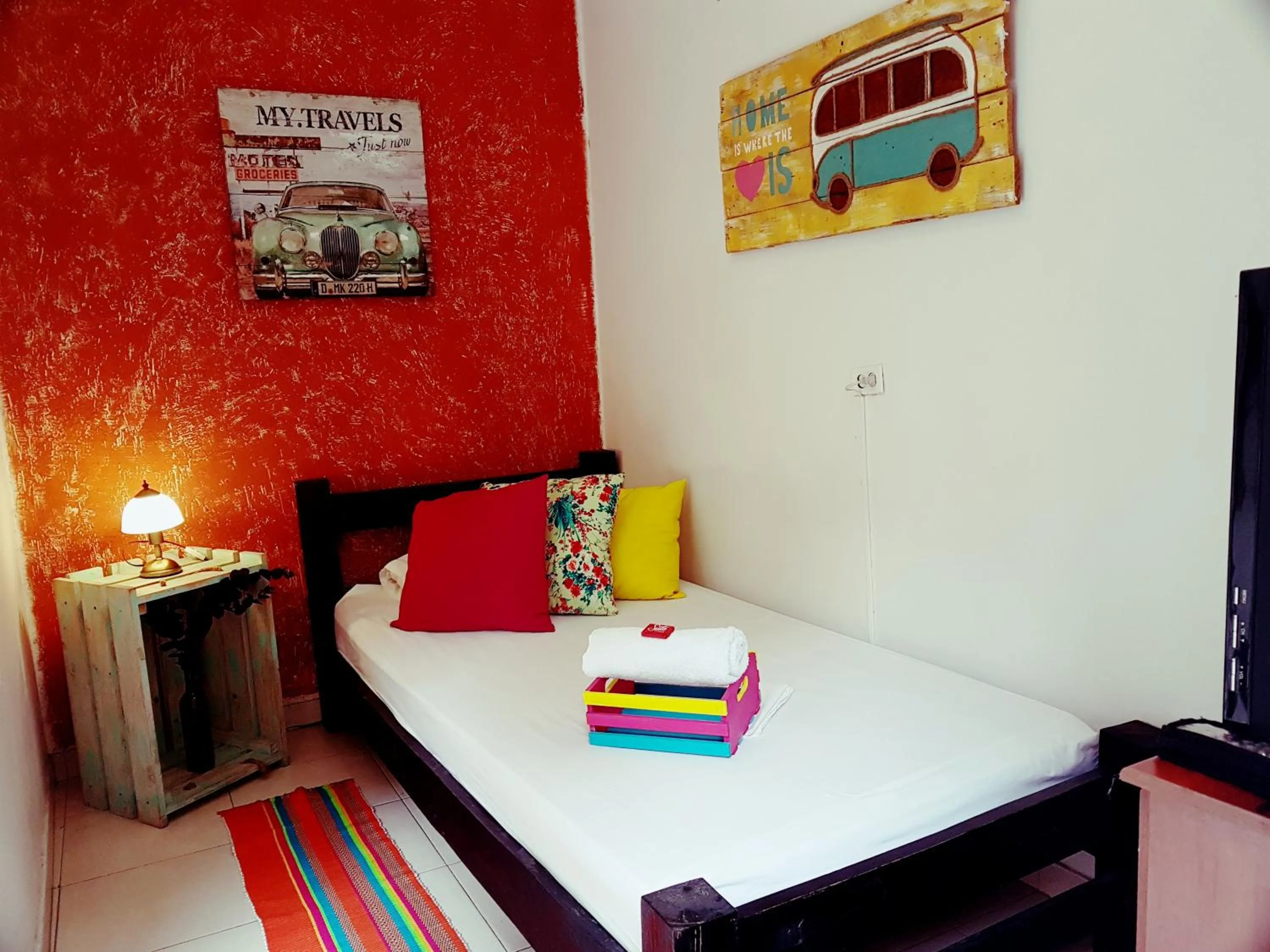 Standard Single Room with Shared Bathroom in The Pelican Larry Hostel