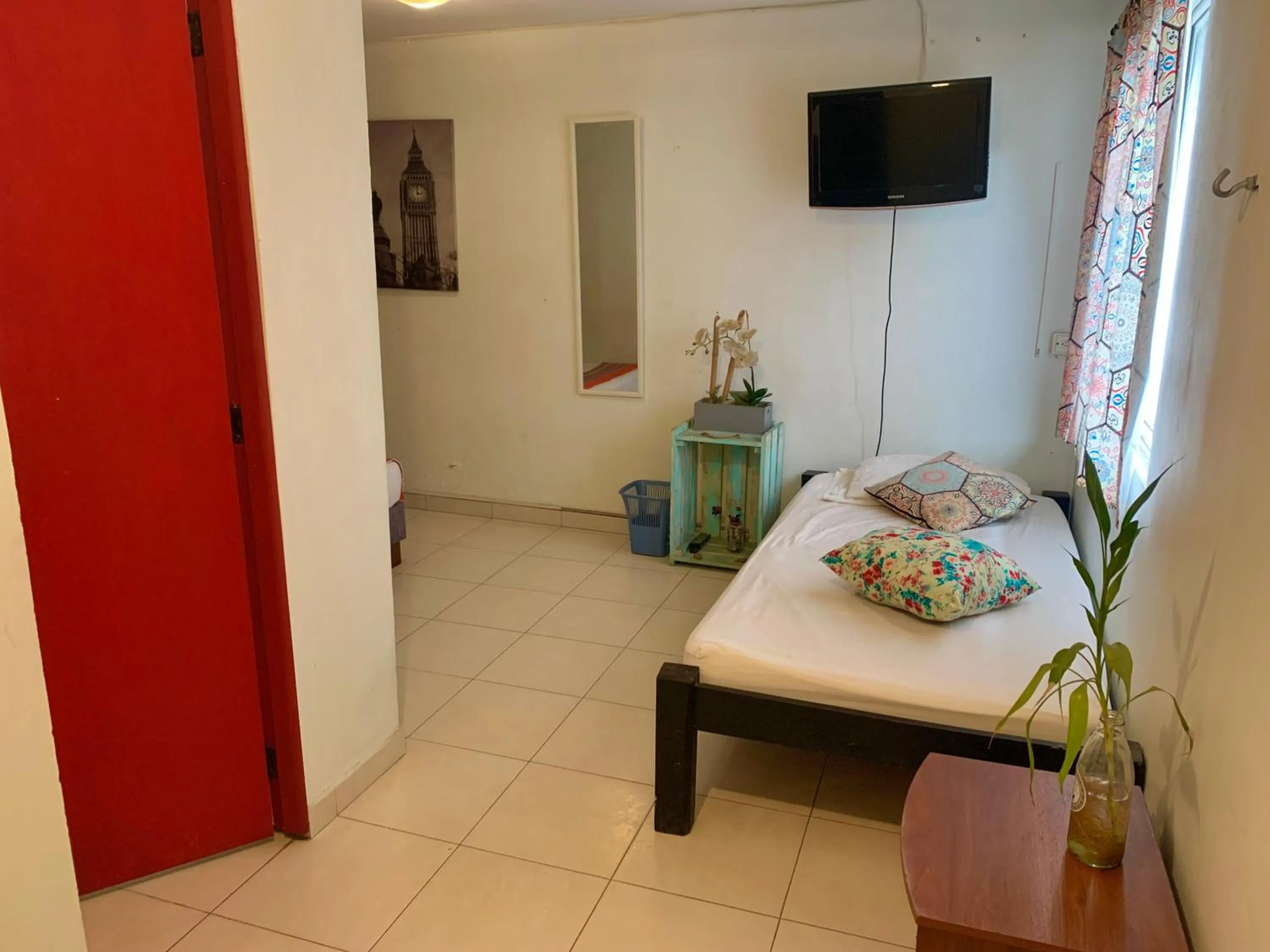 Double Room with Private Bathroom in The Pelican Larry Hostel