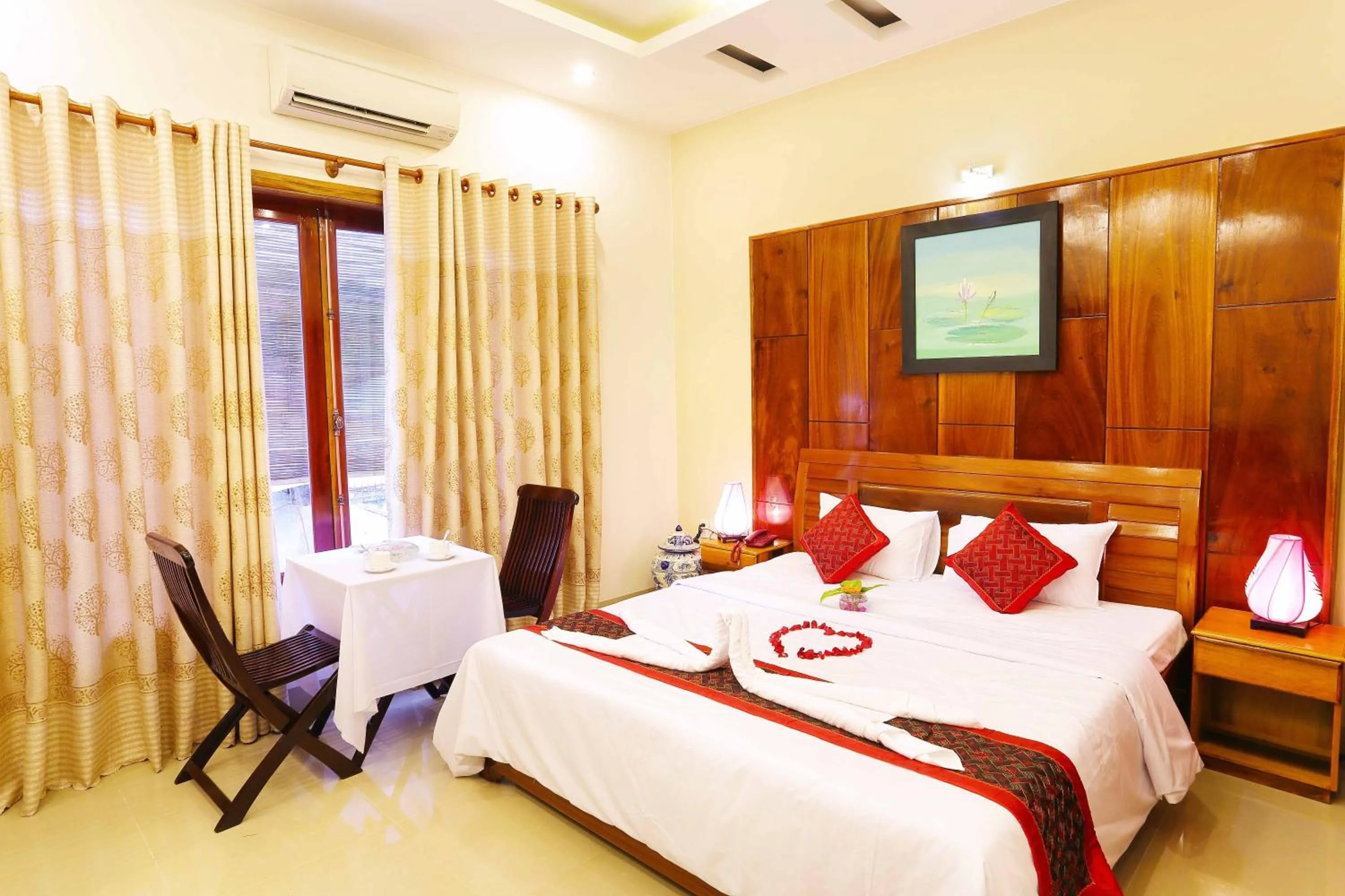 Photo of the whole room, Bed in Hoang Thu Hostel