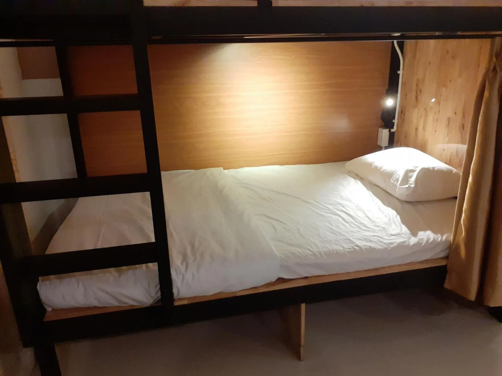 bunk bed, Bed in Hoang Thu Hostel