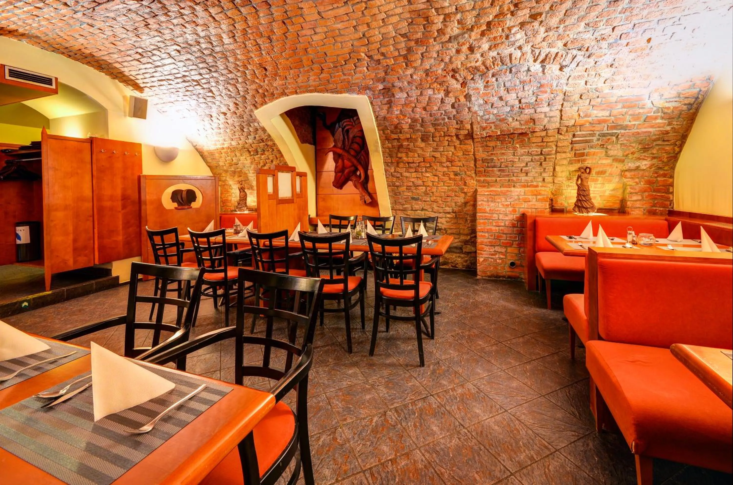 Restaurant/places to eat in Hotel Iberia