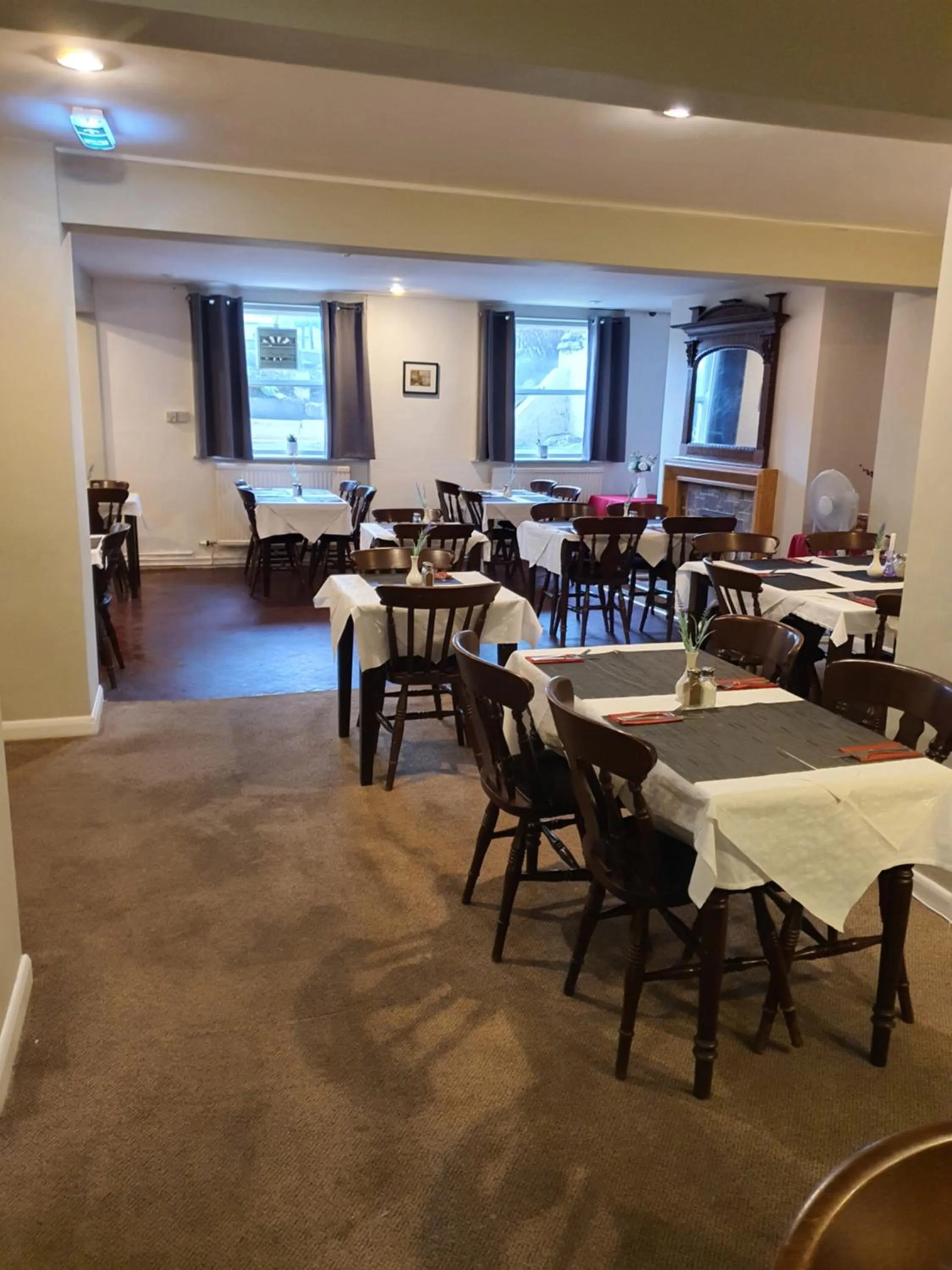 Restaurant/places to eat in Highlander Hotel