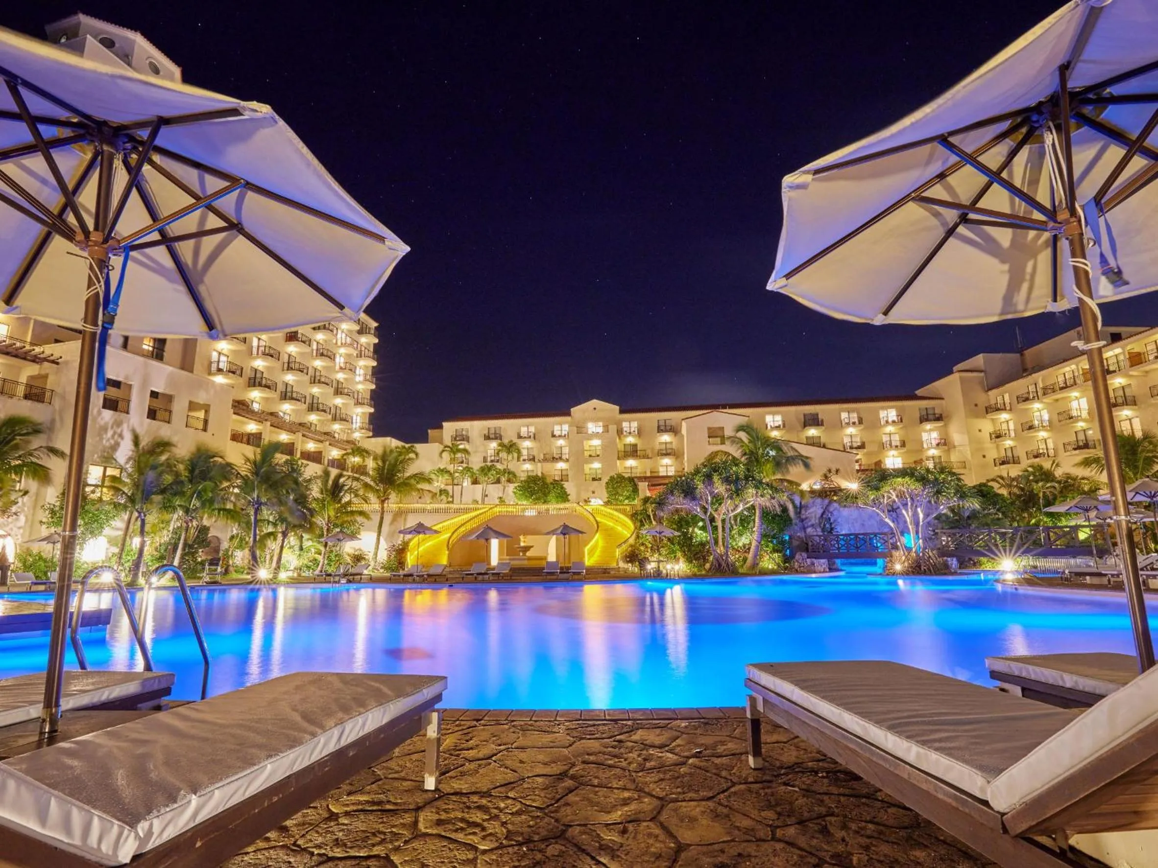 Swimming pool in Hotel Nikko Alivila